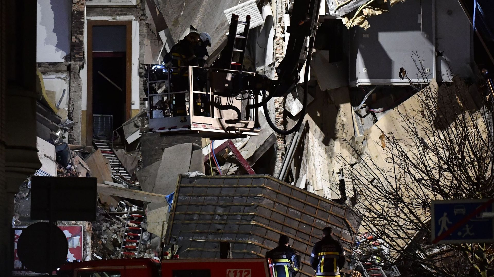 Un immeuble s'effondre après une explosion à Anvers: 10 à 20 victimes, des personnes sous les décombres