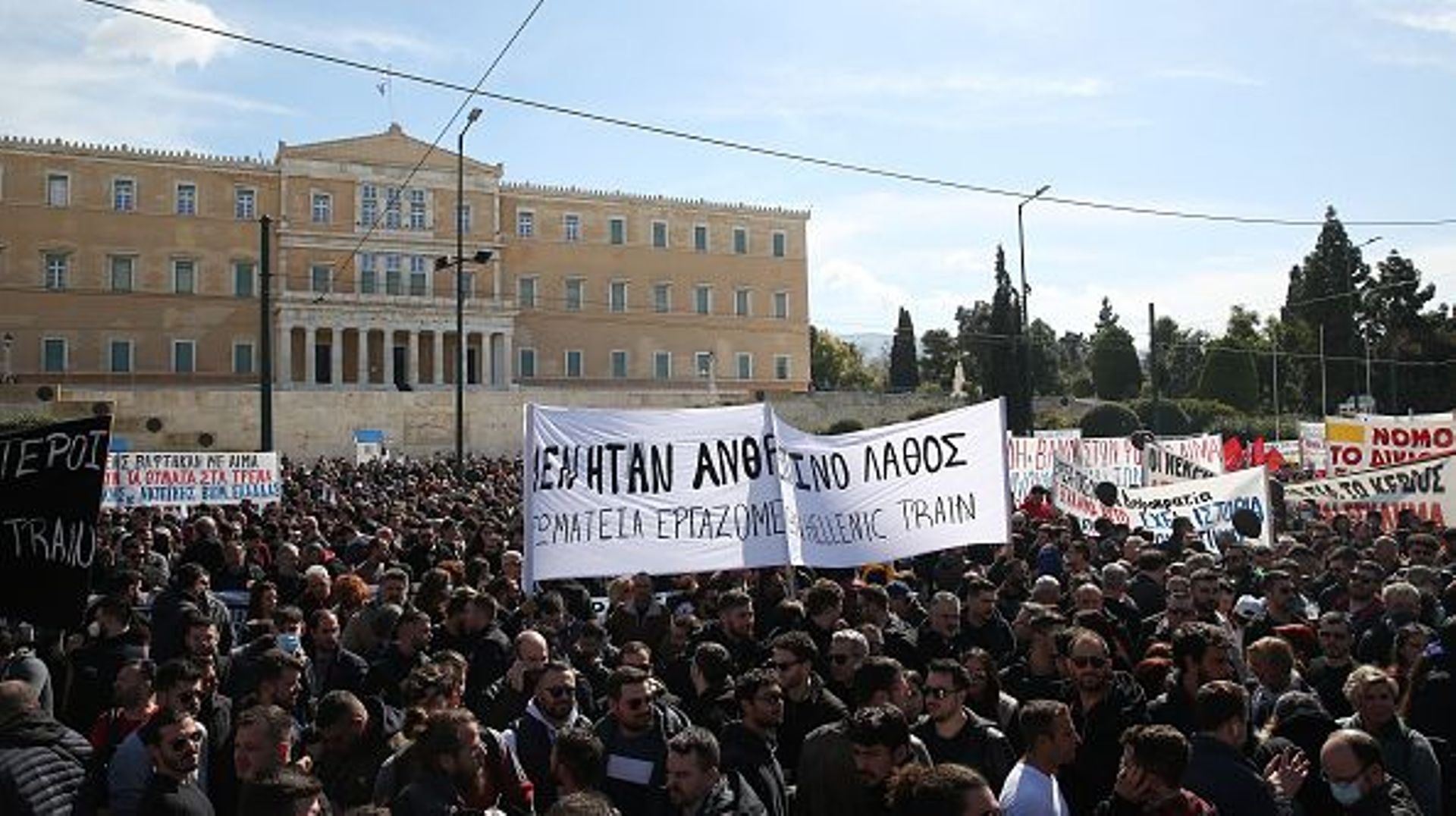Des personnes participent à une manifestation, après une collision entre deux trains, près de la ville de Larissa, à Athènes, en Grèce, le 5 mars 2023.