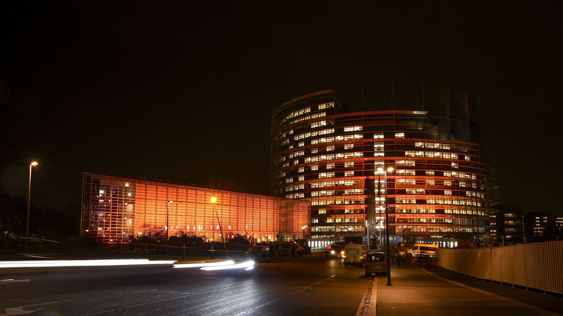 Illumination des bâtiments du siège du Parlement européen de Strasbourg, en novembre 2019, en hommage à la campagne "Orange your world" des Nations unies pour mettre fin à la violence contre les femmes et les filles.