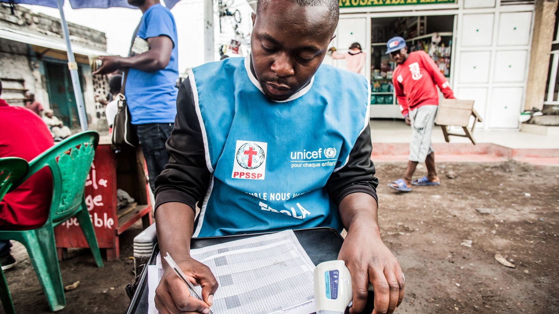 Un agent de santé enregistre les températures des personnes contrôlées à Goma, le 31 juillet 2019. Une deuxième personne est morte d’Ebola dans la ville de Goma, dans l’est de la RD Congo, un important centre de transport, a déclaré à l’AFP le pointeur de