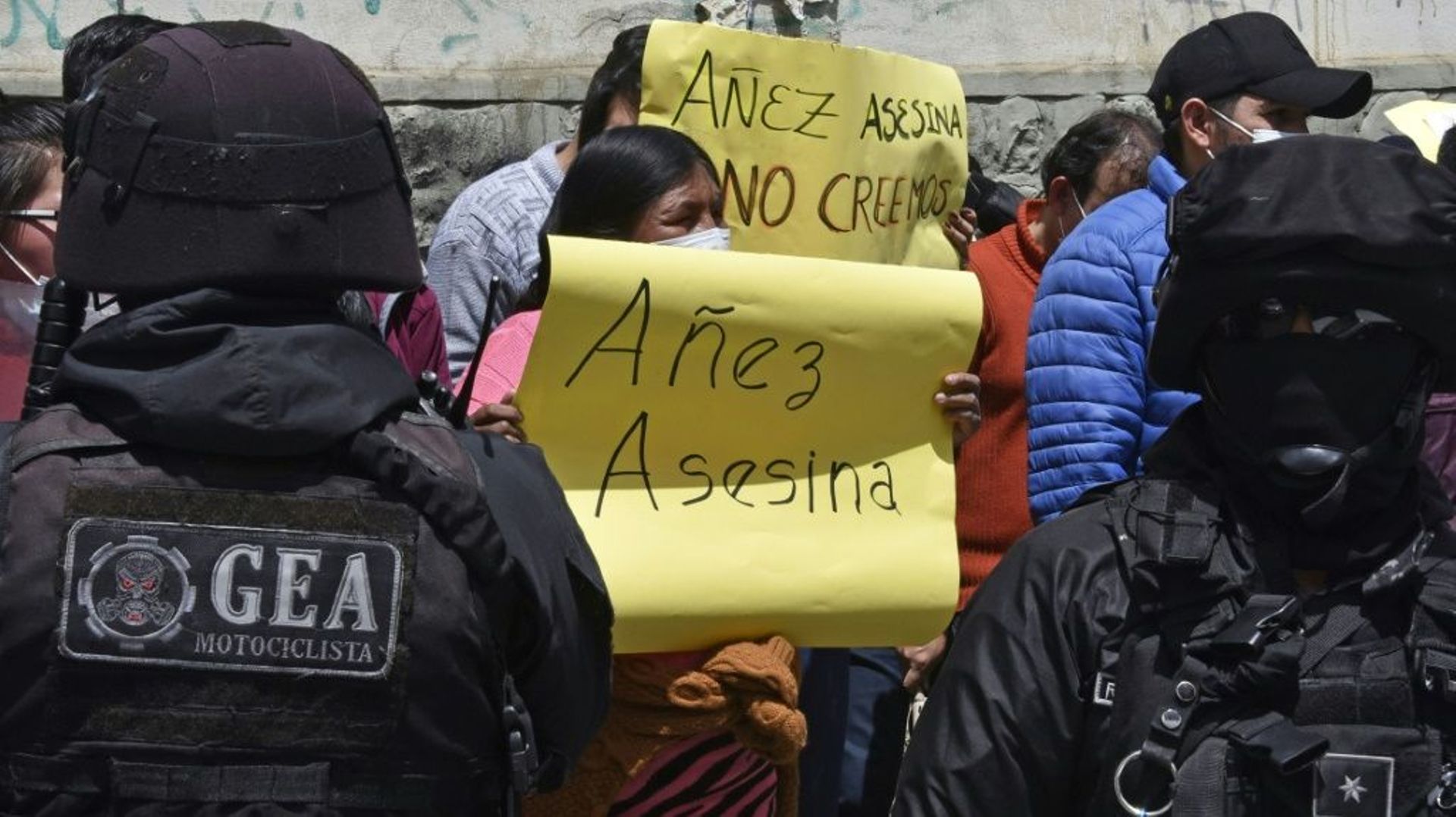 Des manifestants se rassemblent autour de la prison de Miraflores à La Paz pour empêcher le départ vers l'hôpital de l'ex-présidente Jeanine Añez, en grève de la faim, le 18 février 2022