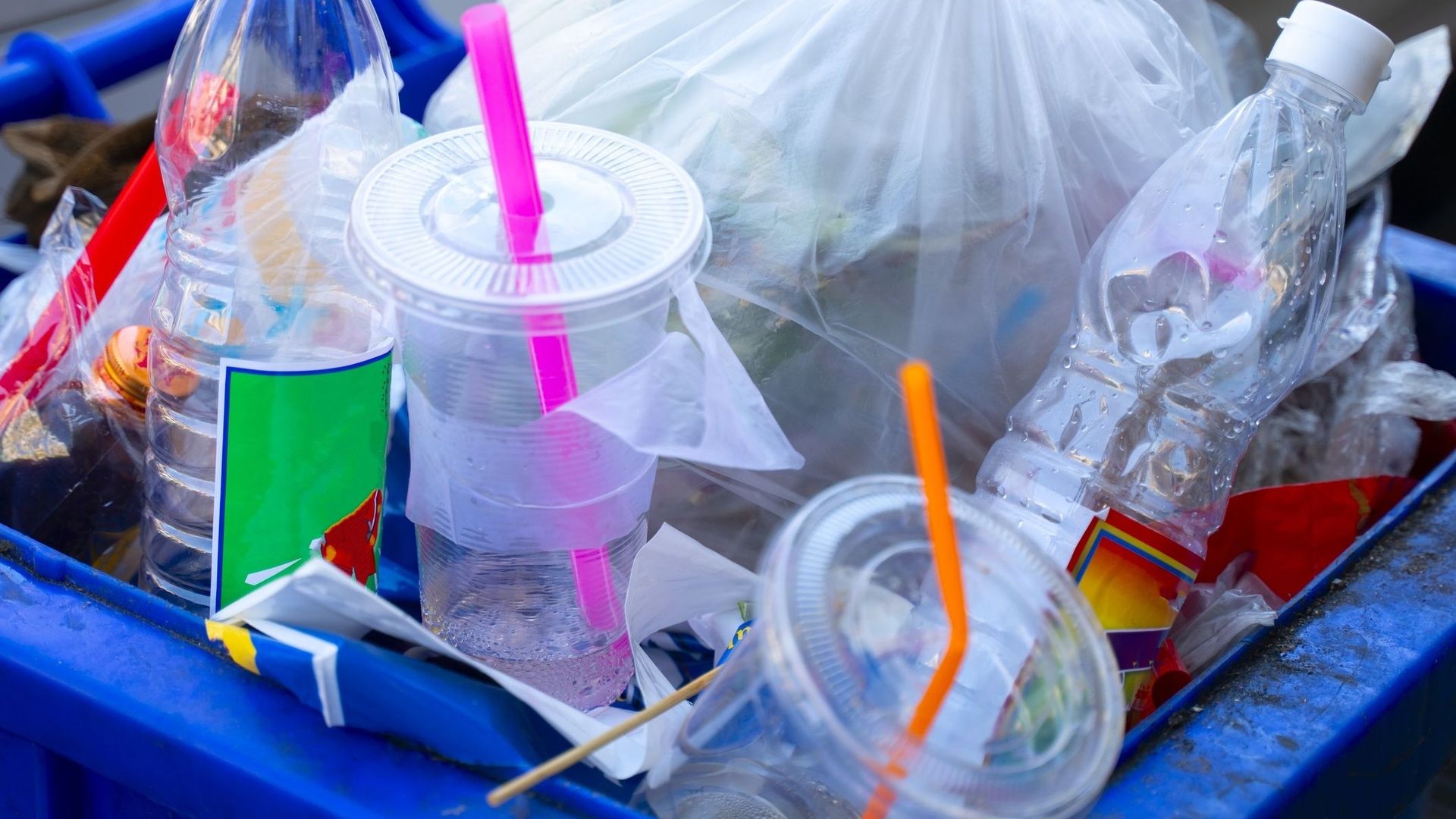 Plastique : un décret adapte les interdictions visant la vaisselle