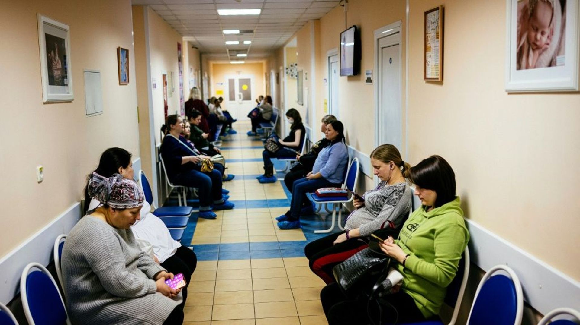 Des femmes enceintes attendent dans le couloir du centre périnatal de Balachikha, le 13 décembre 2019, dans la région de Moscou. 