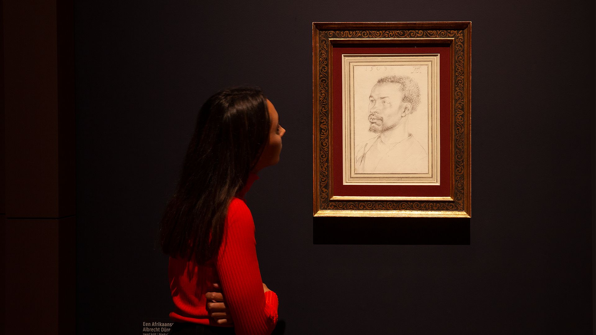 Visiteuse face au "Portrait of an African Man" d'Albrecht Dürer