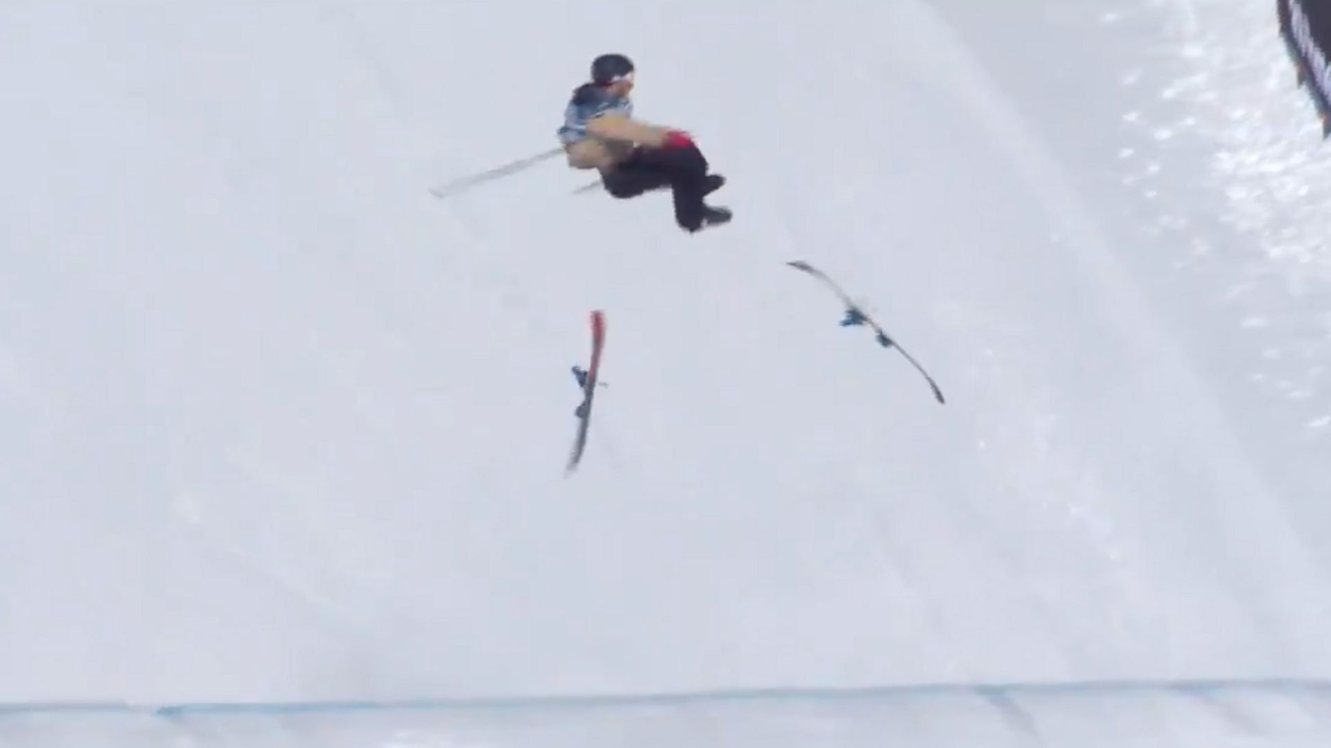 Cody Laplante perd ses skis en plein vol et chute lourdement