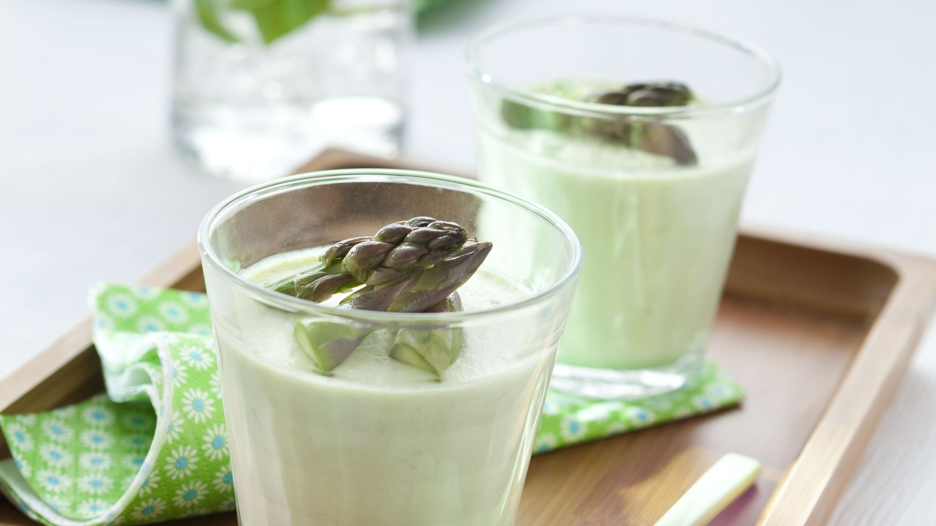 Recette: Asperges blanches et sauce mousseline maison - RTBF Actus