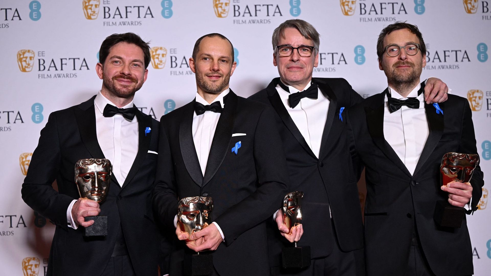 Viktor Prasil, Markus Stemler, Frank Kruse et Lars Ginzel posent avec leurs prix pour "À l'Ouest rien de nouveau" lors de la cérémonie des BAFTA British Academy Film Awards.