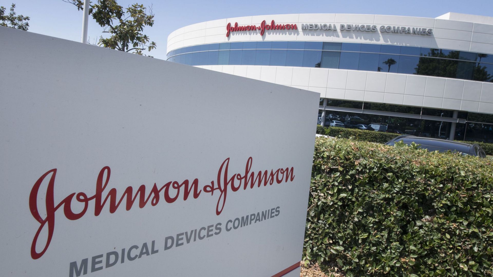 Un panneau d’entrée du groupe pharmaceutique Johnson&Johnson à Irvine, en Californie, le 28 août 2019.