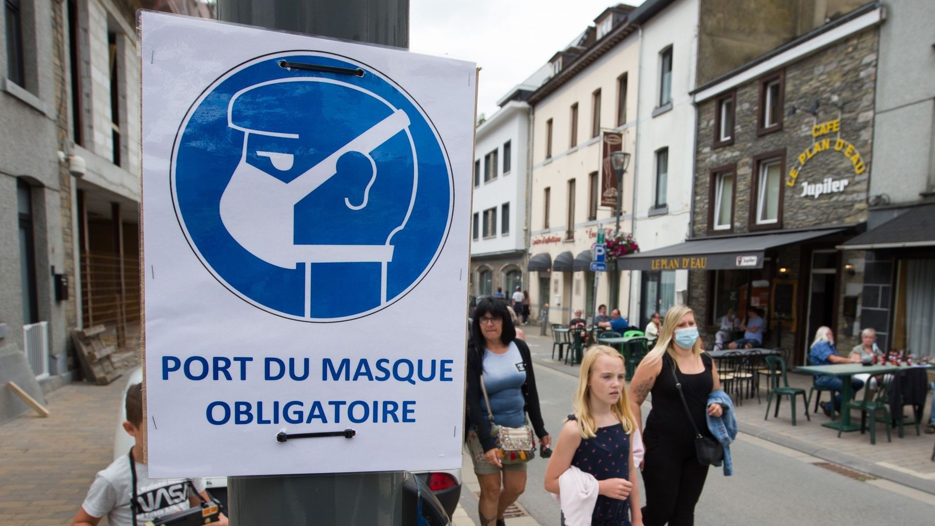 Un panneau imposant le port du masque à La Roche en Ardenne le 25 juillet 2020.