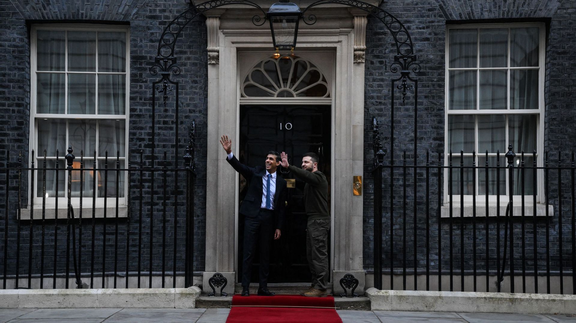 Sur le seuil du 10 Downing Street à Londres, le Premier ministre britannique Rishi Sunak accueille le Président ukrainien Volodymyr Zelensky.