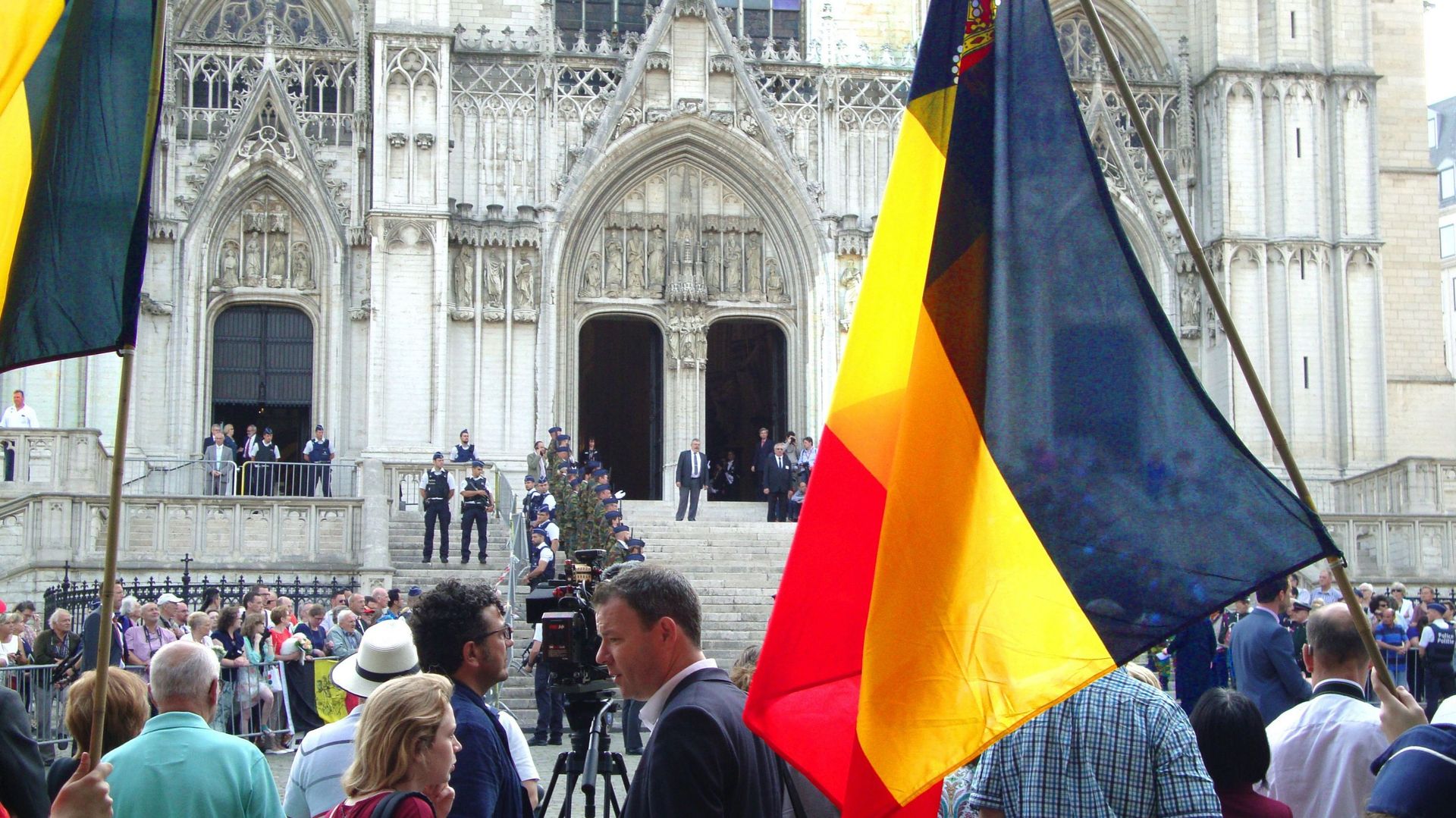Au matin de ce jeudi 21 juillet la foule était réunie, brandissant des drapeaux et acclamant la venue du roi, devant la Cathédrale Saint-Michel-et-Gudule à Bruxelles. 