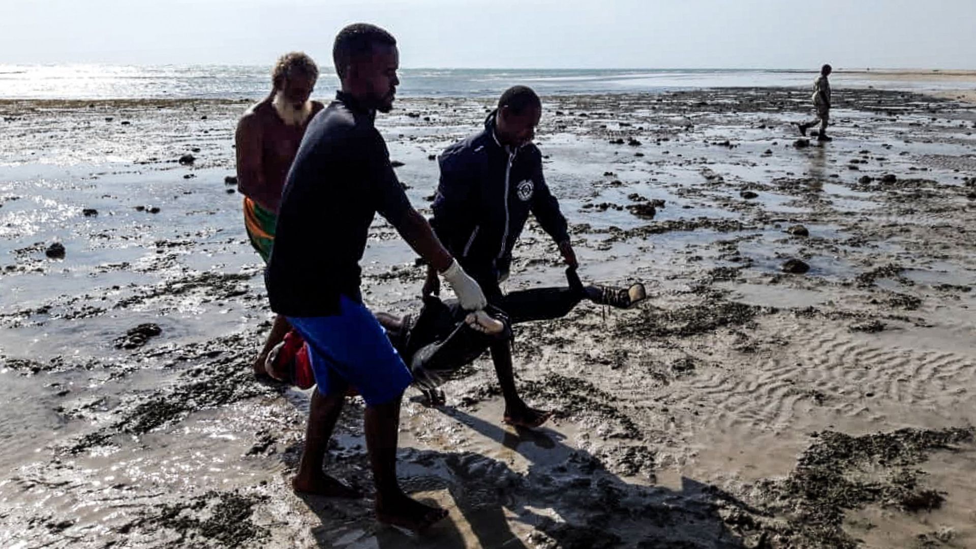 Des gens ramassent des corps le long d'une plage à Obock à Djibouti, après le chavirement de deux bateaux de migrants en 2019. Photo d'archive