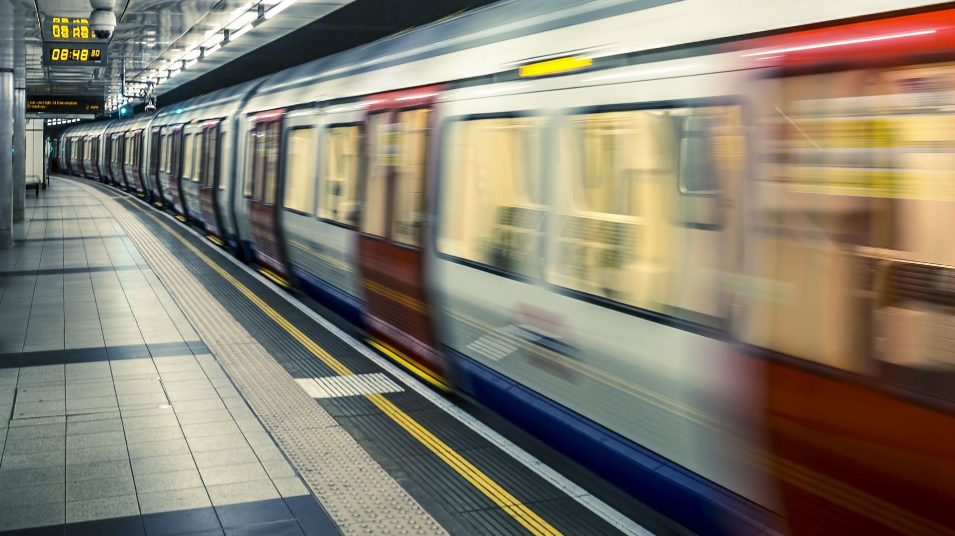 Une anglaise va dans une station de métro chaque jour pour entendre la voix de son mari décédé