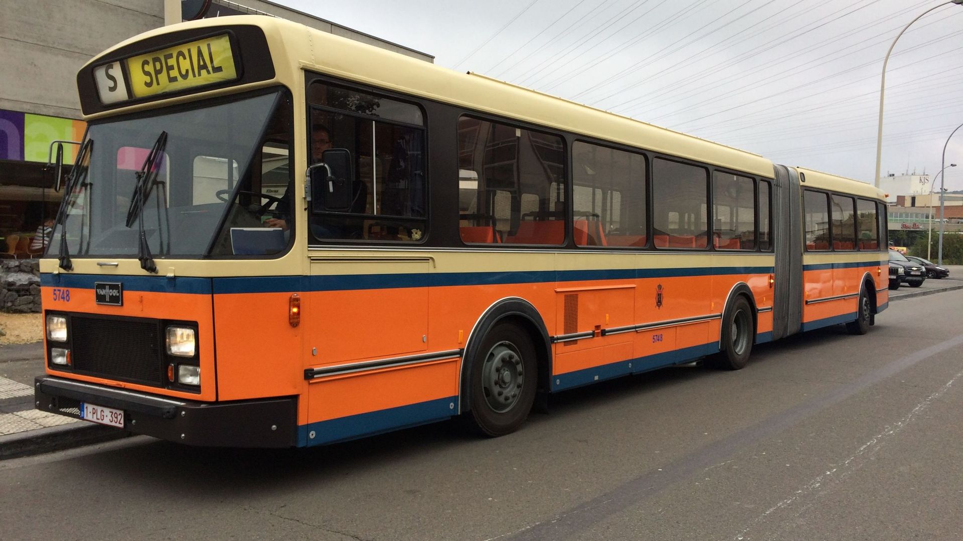 Le Van Hool articulé de 1981, ce samedi, en banlieue liégeoise