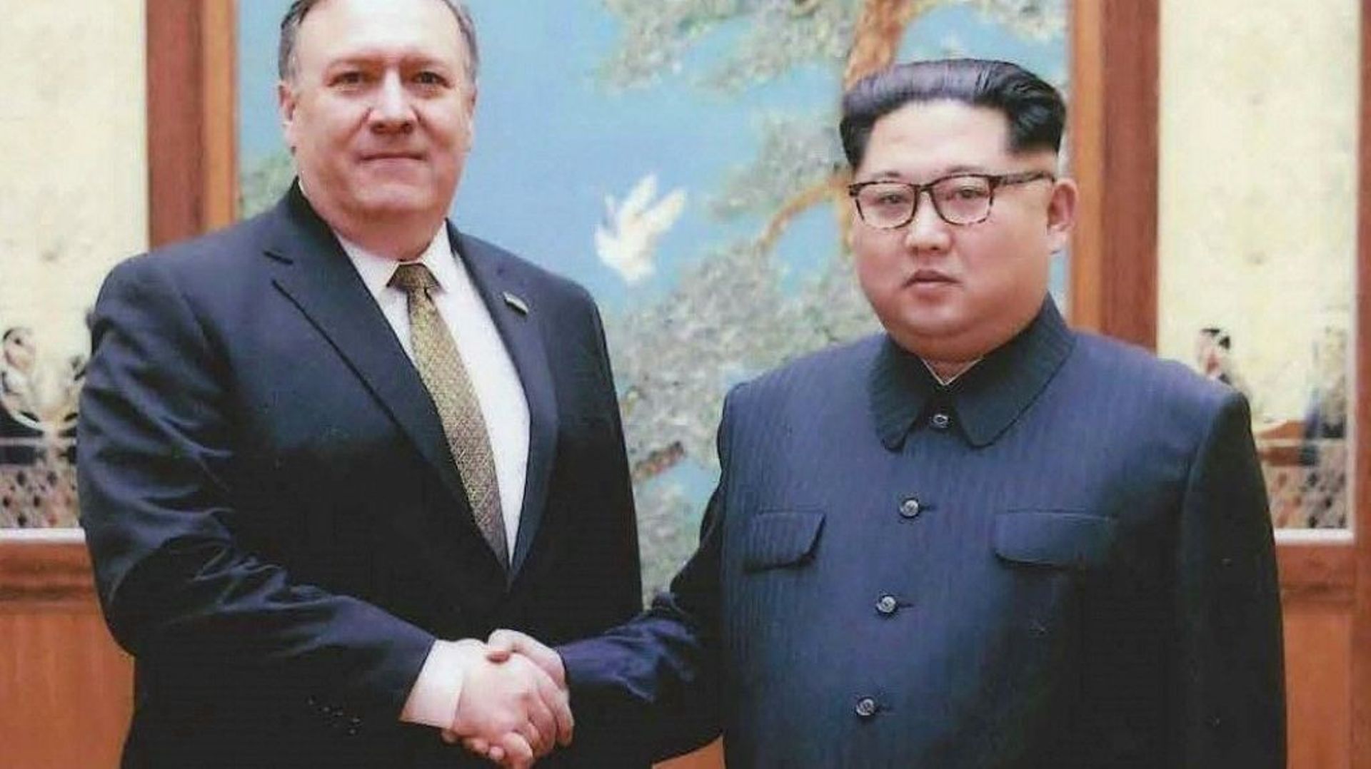 Le chef de la diplomatie américaine Mike Pompeo et le leader Kim Jong Un, le 26 avril 2018 à Pyongyang, en Corée du Nord