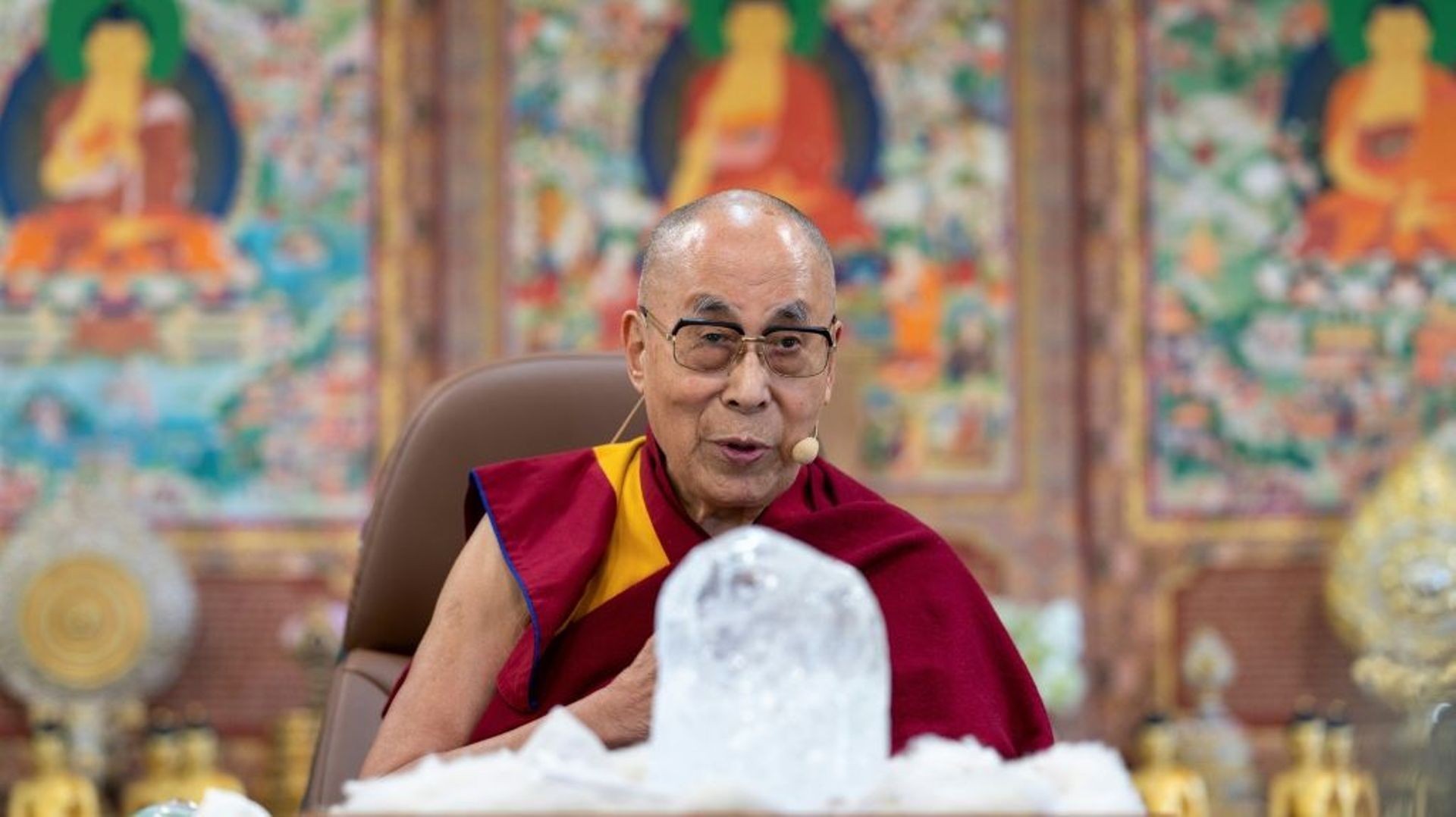 Le dalaï-lama se voit présenter un bloc de glace découpé dans un glacier du Ladakh symbolisant la fonte des glaciers de l’Himalaya, le 22 avril 2022 à l’occasion de la Journée internationale de la Terre à McLeod Ganj (nord de l’Inde)