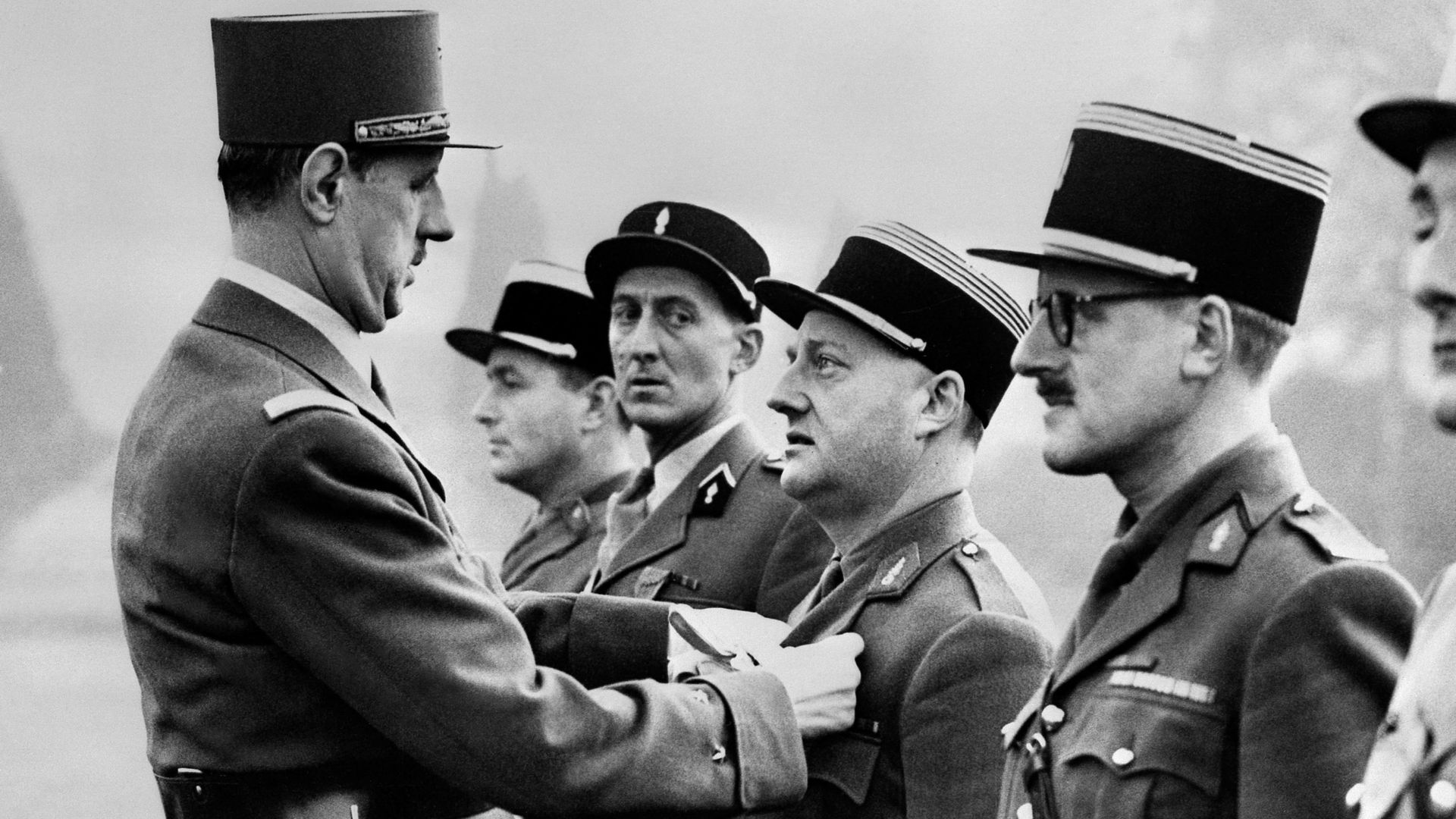 Le commandant des Forces françaises libres (FFL), Charles de Gaulle, décorant 6 officiers français à Londres, le 11 novembre 1941.