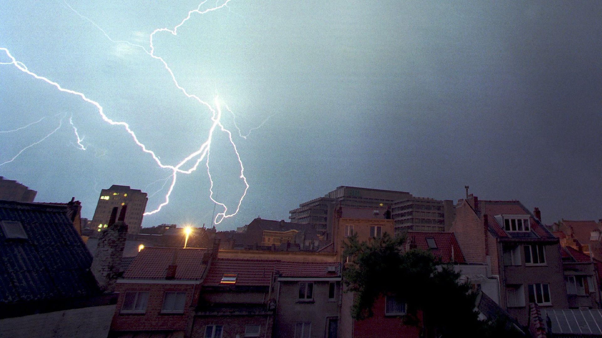 Cette image impressionnante d’orage au-dessus d’Etterbeek date de 1997. Cette nuit, les éclairs et pluies qui se sont abattus sur Bruxelles n’ont fait que peu de dégâts.