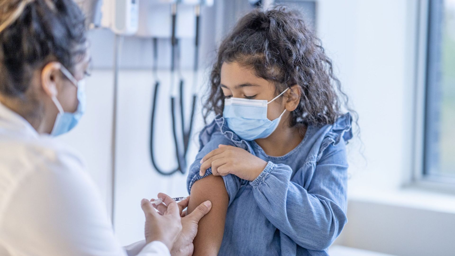 Les enfants auront le même schéma vaccinal : deux injections à trois semaines d’écart. 
