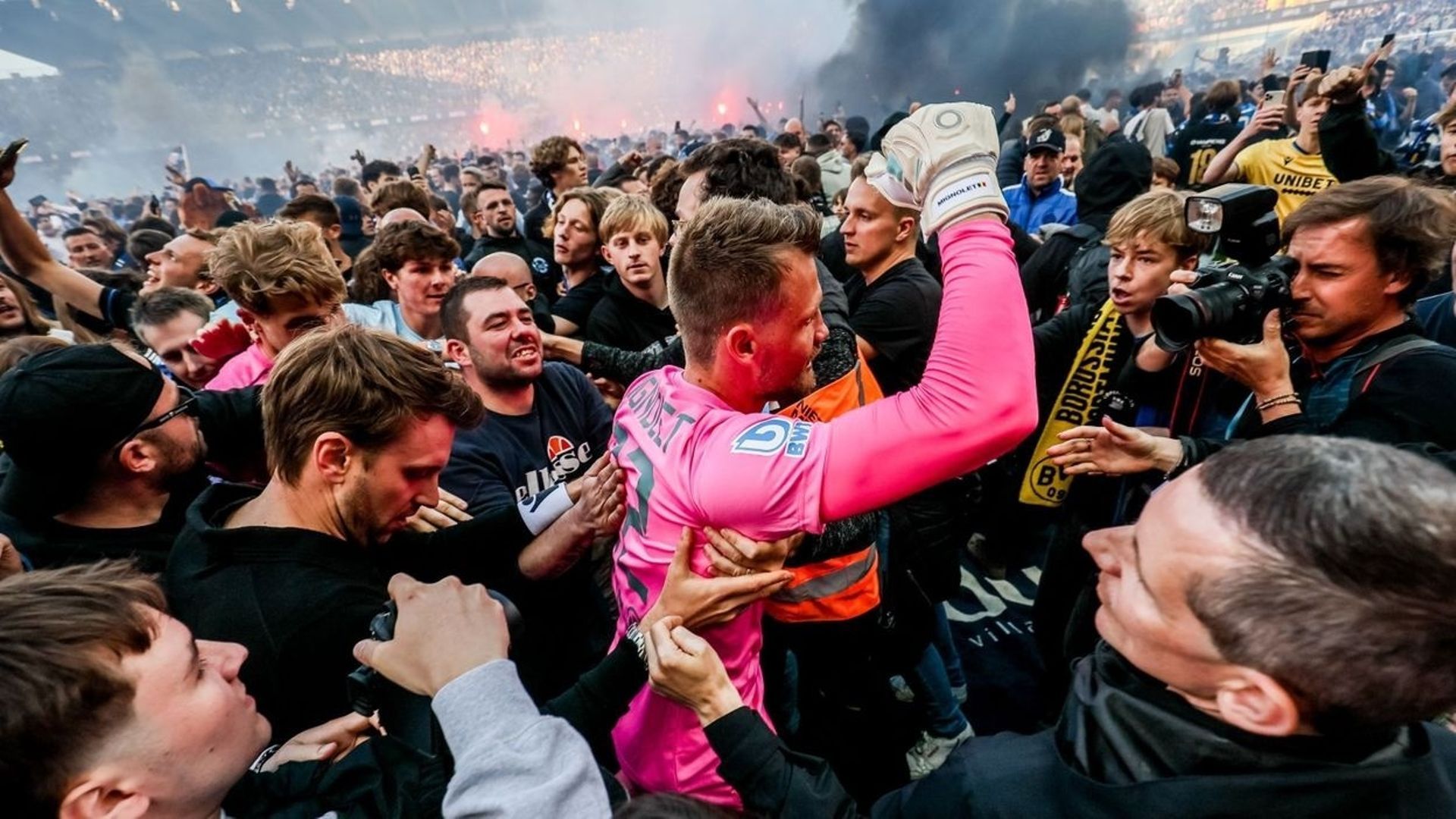 Hundreds of supporters rejoice Bruges title in Bruges sq.