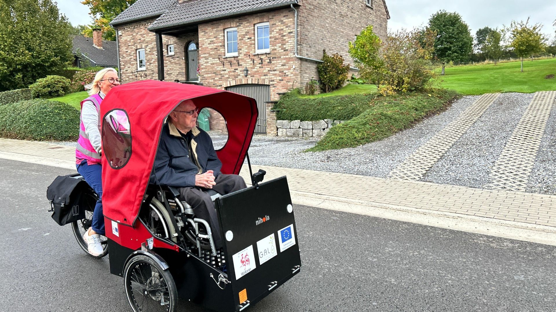 A Blegny, des résidents d'une maison de repos retrouvent le plaisir du vélo grâce à des triporteurs électriques