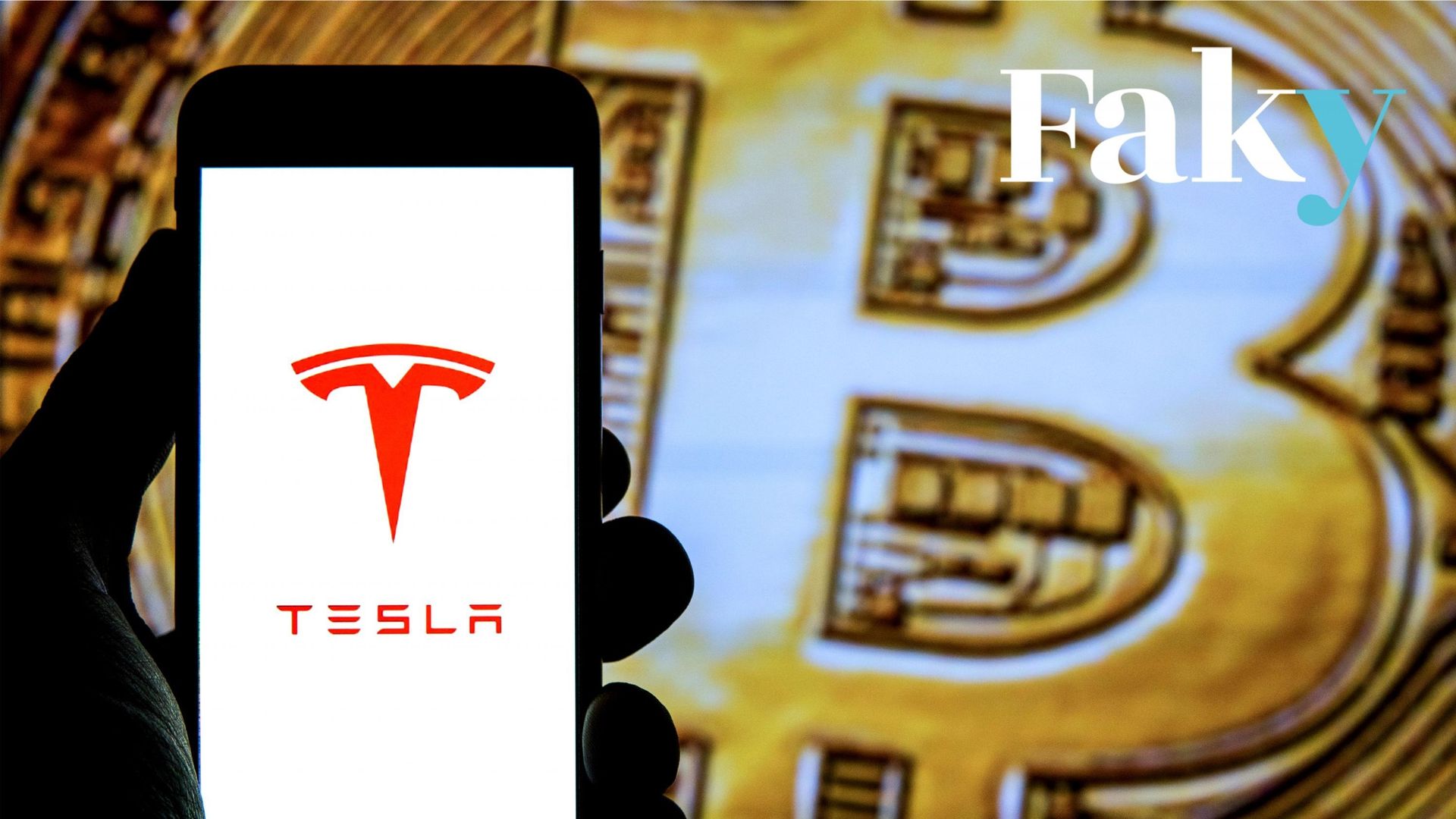 Dans cette photo d’illustration, un logo Tesla affiché sur un smartphone avec un bitcoin en arrière-plan.