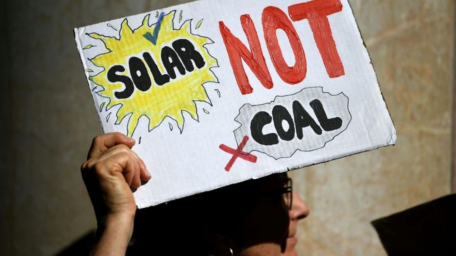 Une militante d’Extinction Rebellion participe à une manifestation contre u projet de mine de charbon en août 2019 à Sydney, en Australie
