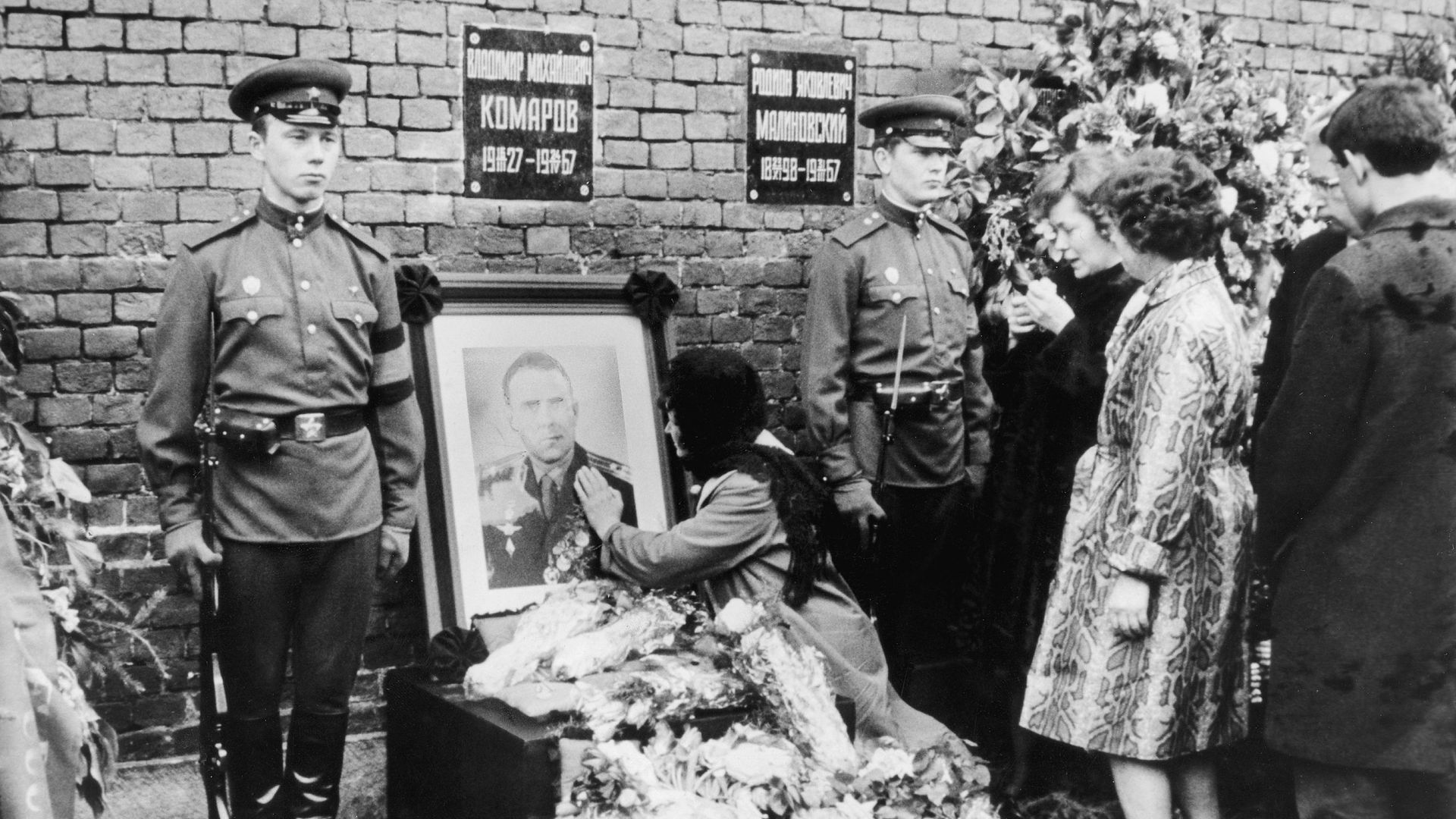L’épouse de Komarov, Valentina, sur la tombe du cosmonaute sur le mur du Kremlin en 1967.