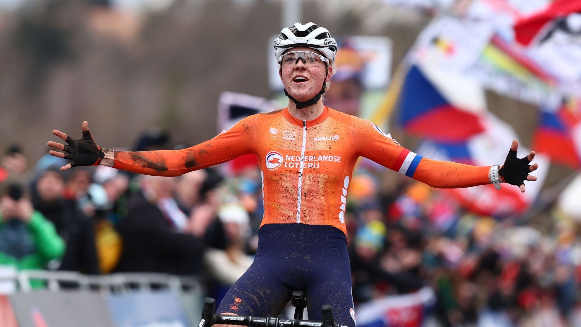 Mondiaux de cyclocross : Fem van Empel à nouveau titrée, podium 100% néerlandais