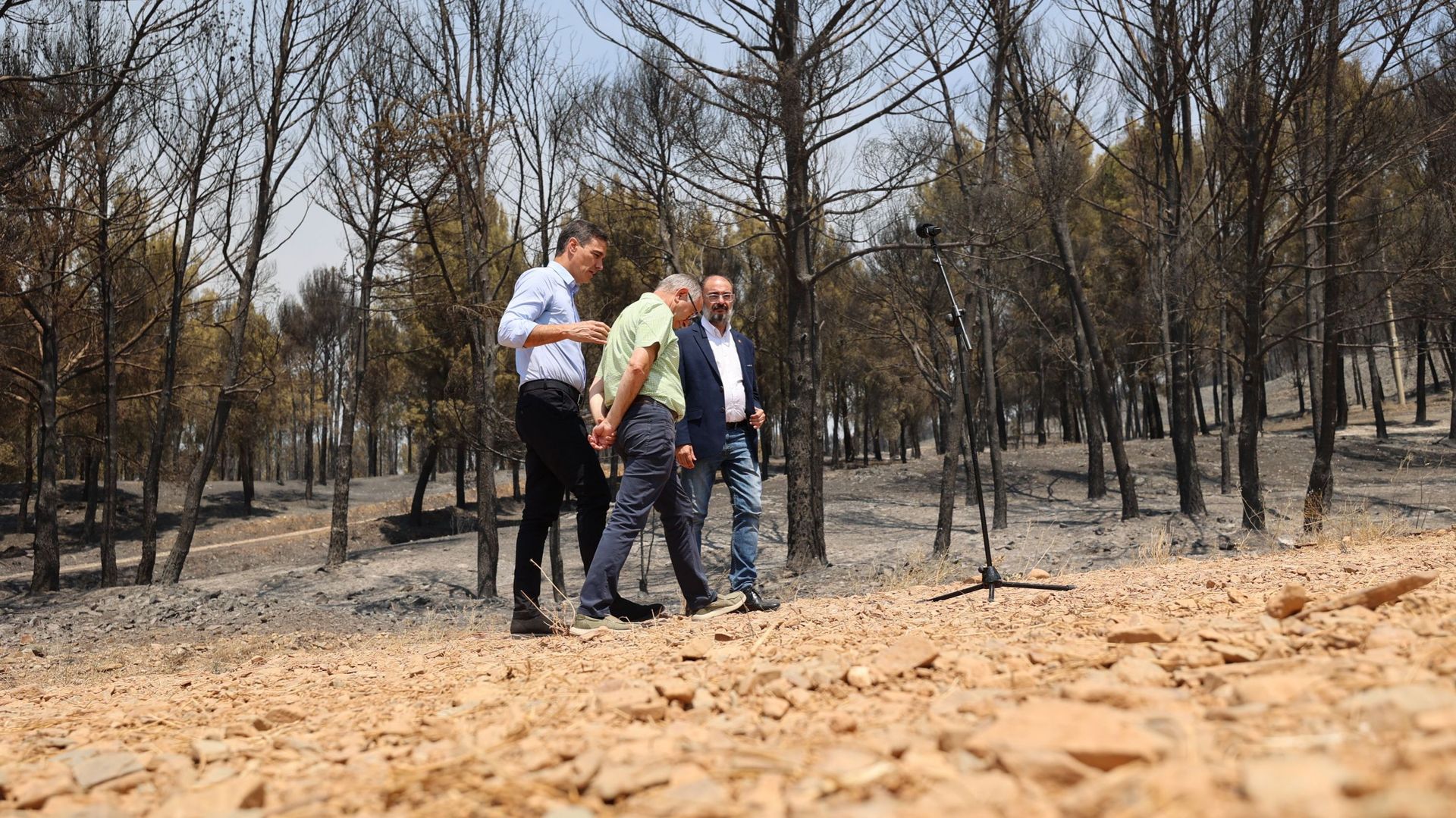 Le président du gouvernement, Pedro Sanchez (c), visite la zone touchée par l’incendie d’Ateca, le 20 juillet 2022 à Ateca, Aragon, Saragosse, Espagne.