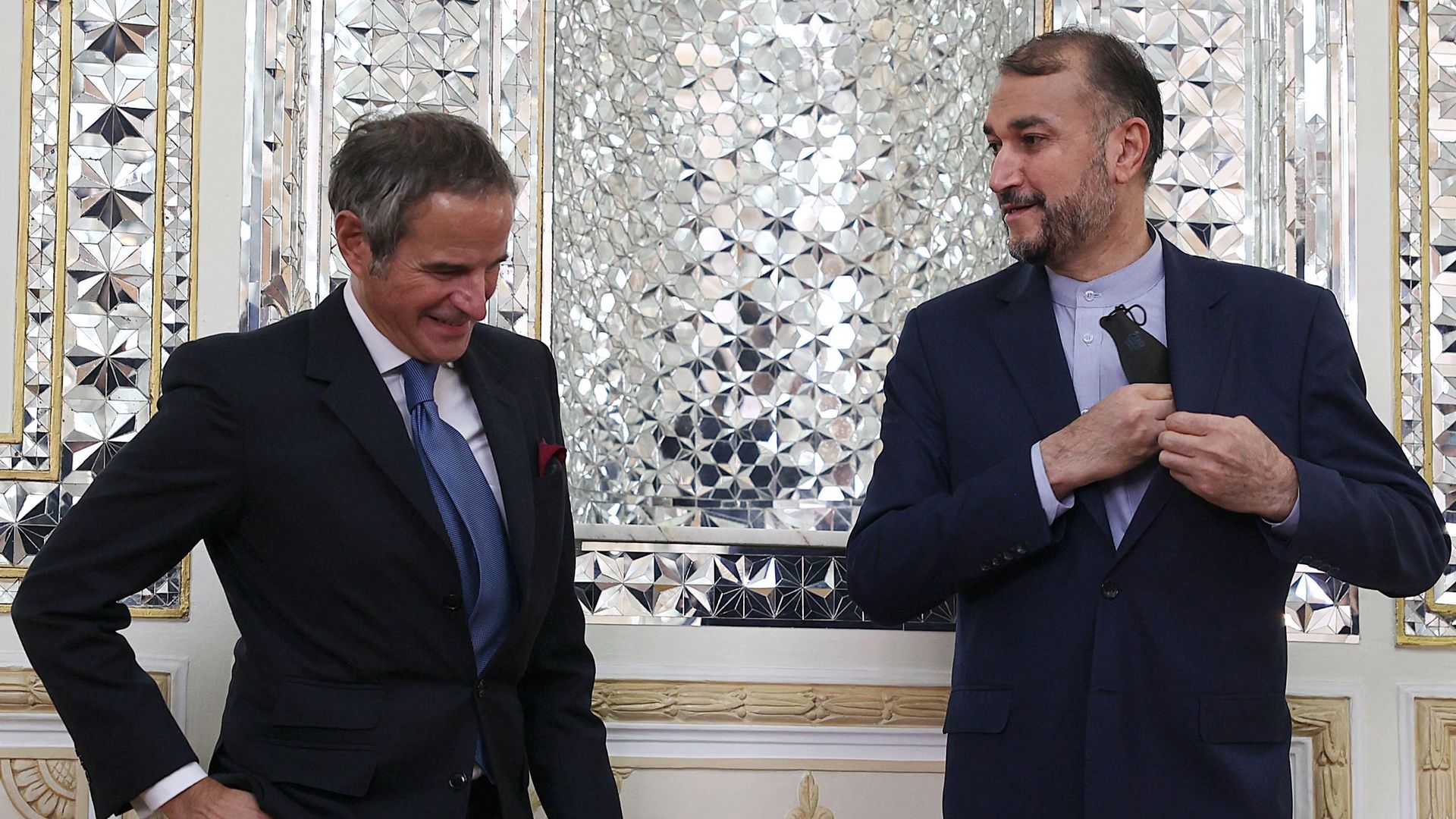 Le ministre iranien des Affaires étrangères Hossein Amir-Abdollahian (à droite) et le directeur général de l’AIEA, Rafael Grossi, en Iran ce 23 novembre 2021