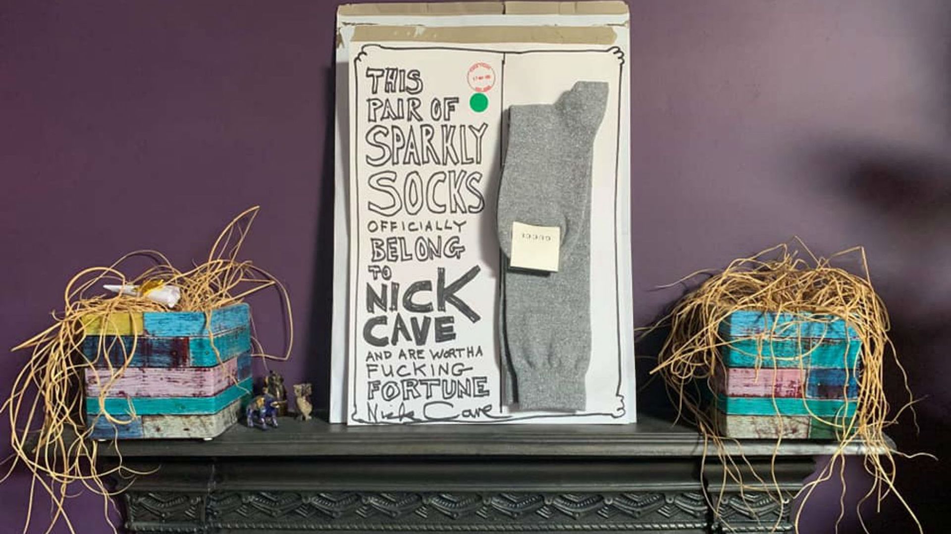 Nick Cave met des chaussettes aux enchères pour sauver une salle de concert
