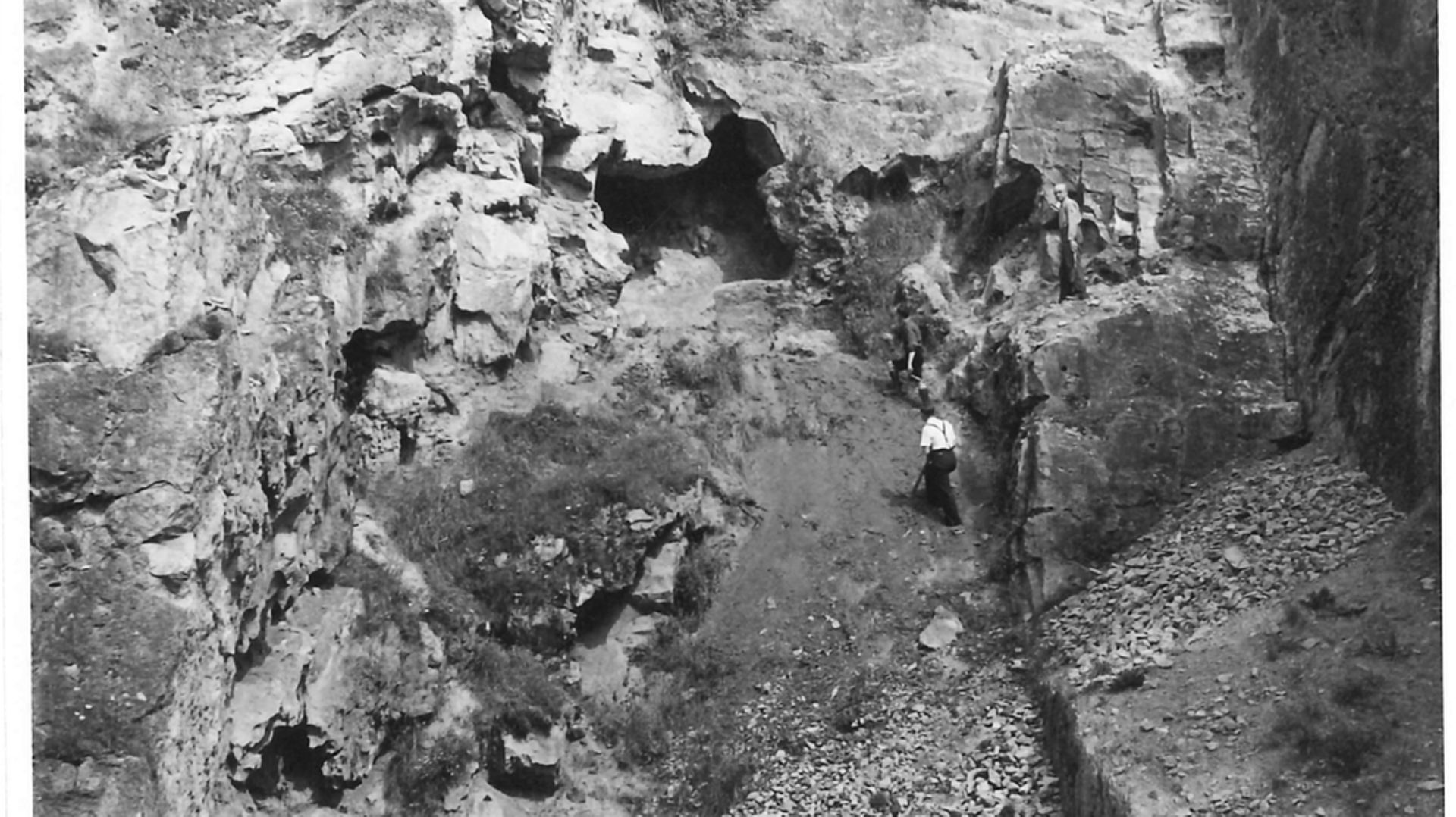 Entrée de la grotte Marie-Jeanne durant les fouilles de 1943