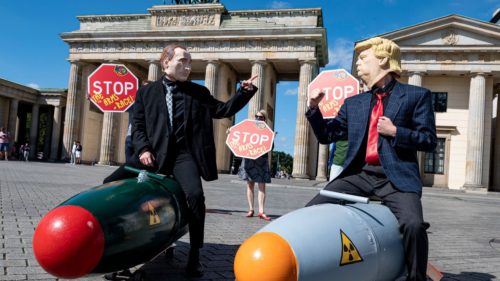 A Berlin, des activistes, sous les traits de Donald Trump et de Vladimir Poutine, rêvent d'un monde sans armes nucléaires. Un rêve qui n'est pas prêt de devenir réalité. 