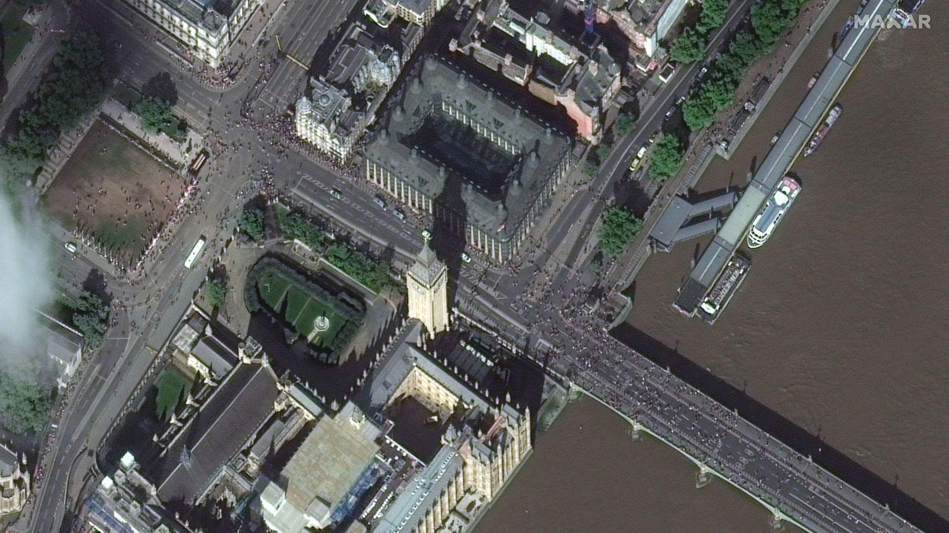 Cette image satellite publiée par Maxar Technologies montre une vue d'ensemble de Londres alors que les gens font la queue pour rendre hommage à la défunte reine Elizabeth II, dans le Westminster Hall, le 16 septembre 2022. 
