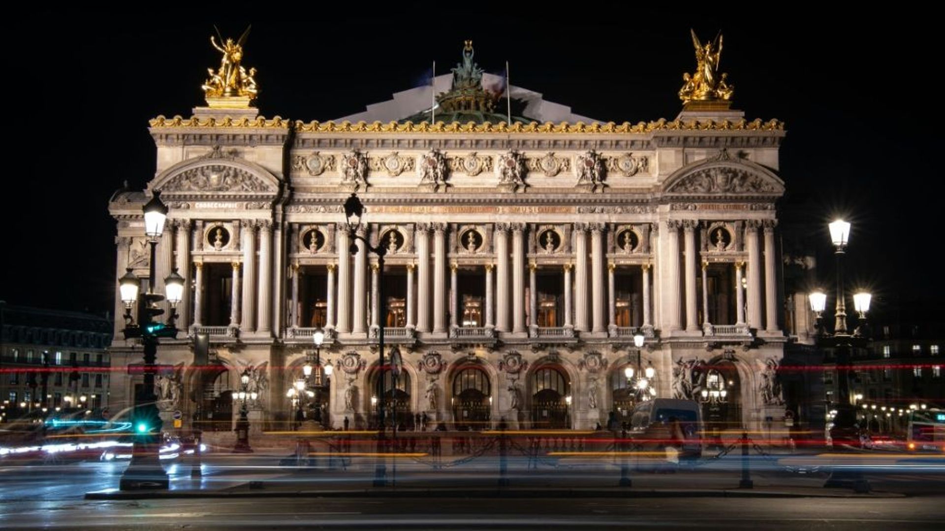 Une convention avec Airbnb est envisagée pour offrir à un couple une nuit au Palais Garnier, ici le 26 avril 2022 à Paris