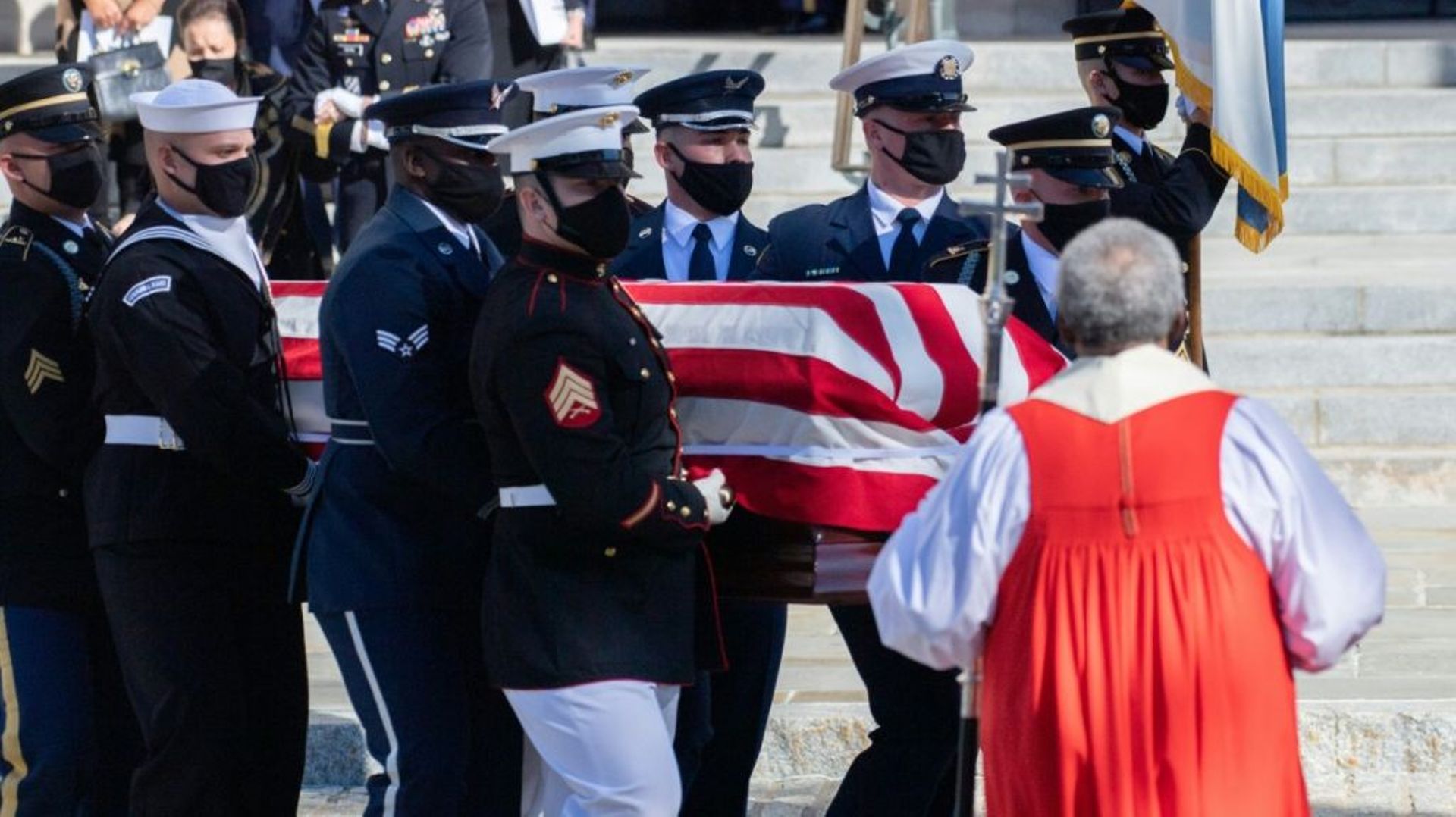 Le cercueil de l’ancien secrétaire d'Etat Colin Powell porté par une garde d’honneur lors de ses obsèques nationales à la cathédrale de Washington, le 5 novembre 2021