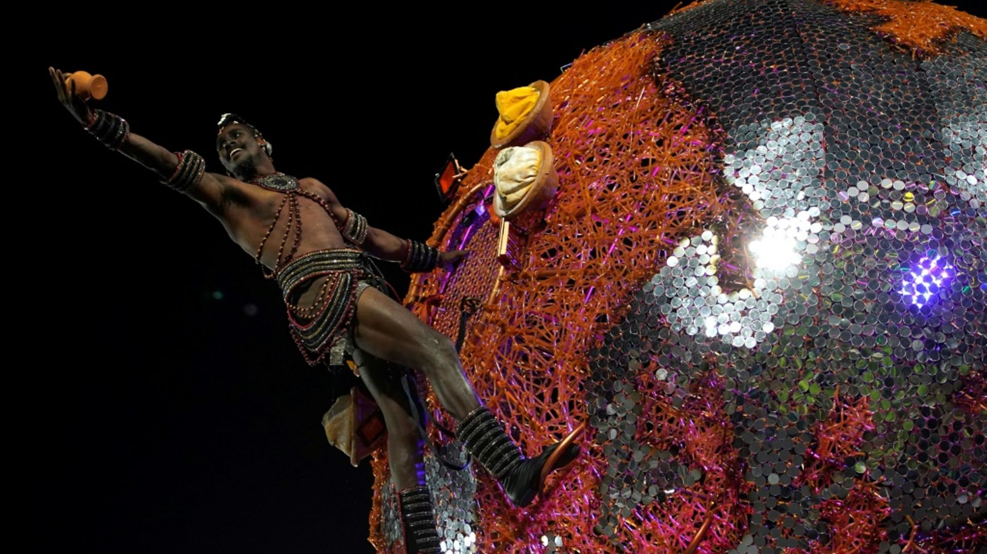 Un danseur de l'école de samba Grande Rio pendant le carnaval de Rio de Janeiro le 24 avril 2022 