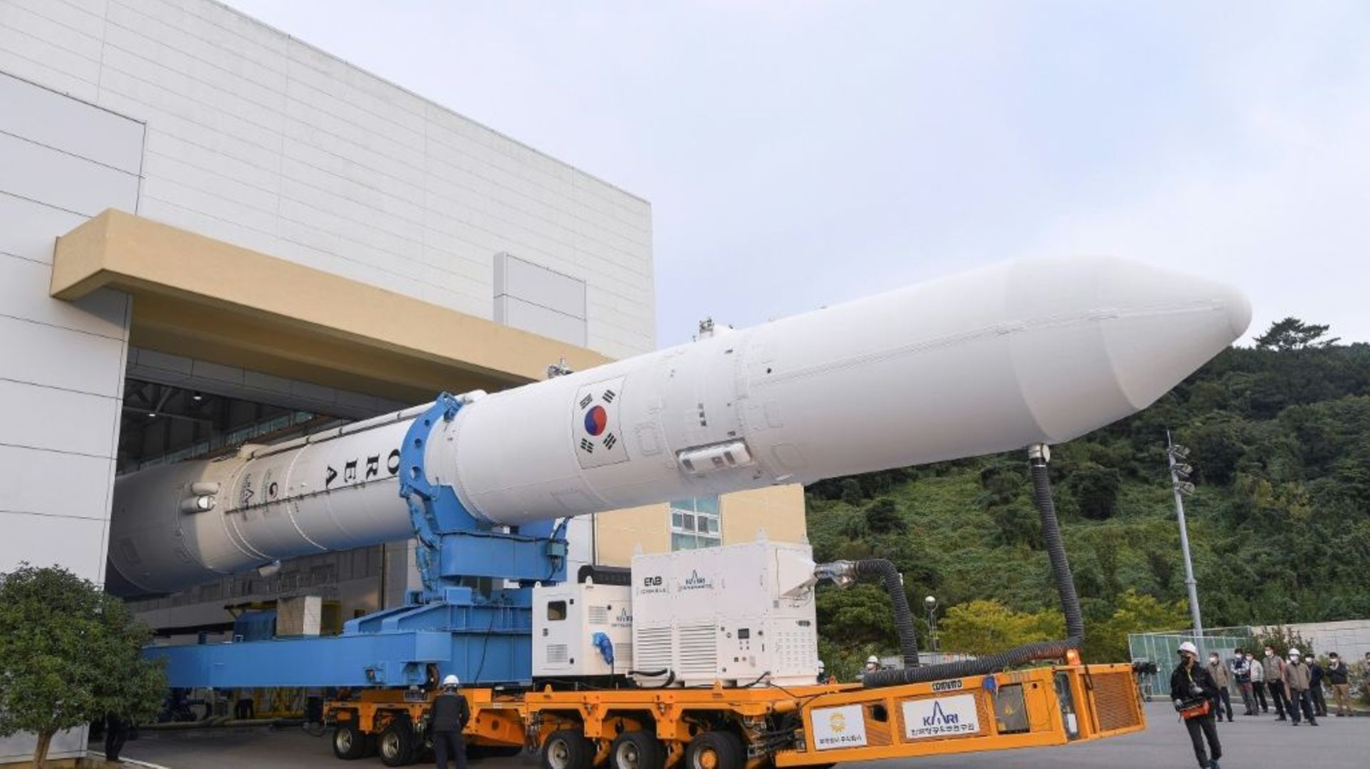 Photo publiée le 20 octobre par l’Institut coréen de recherches aérospatiales de la fusée Nuri acheminée vers son pas de tir à Goheung