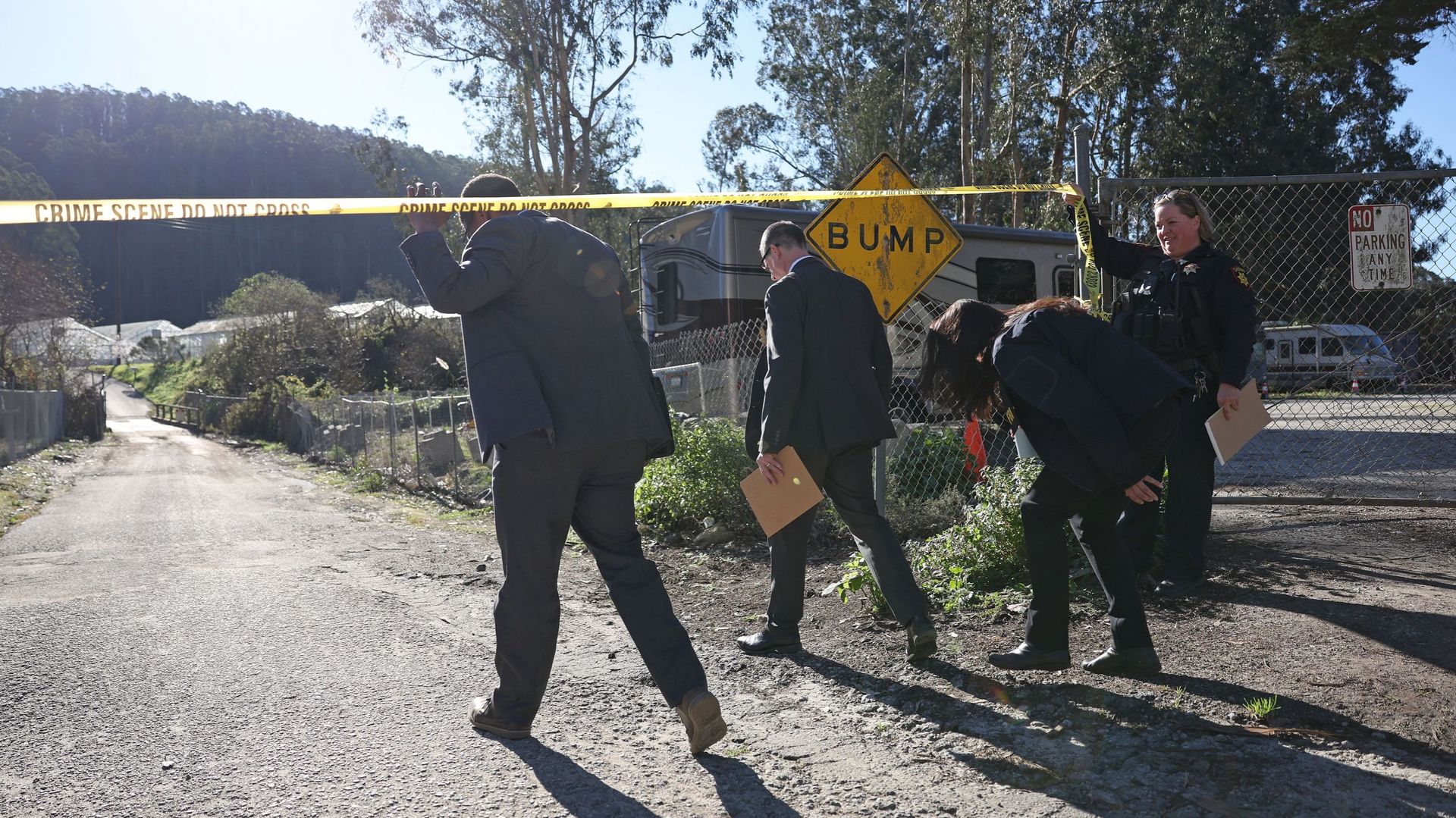Des agents du FBI arrivent dans une ferme où une fusillade a eu lieu le 24 janvier 2023 à Half Moon Bay, en Californie.