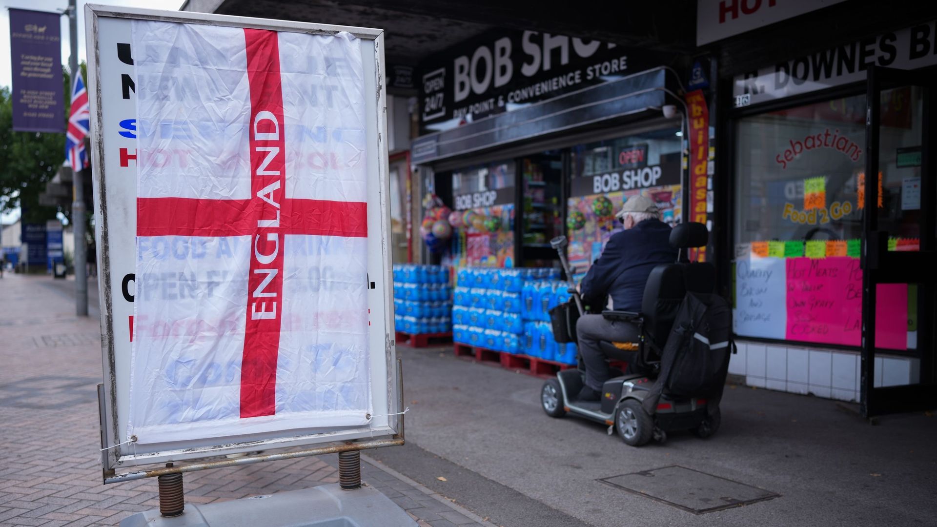 Un jour, une carte : les drapeaux anglais envahissent l’espace public, agités par l'extrême droite