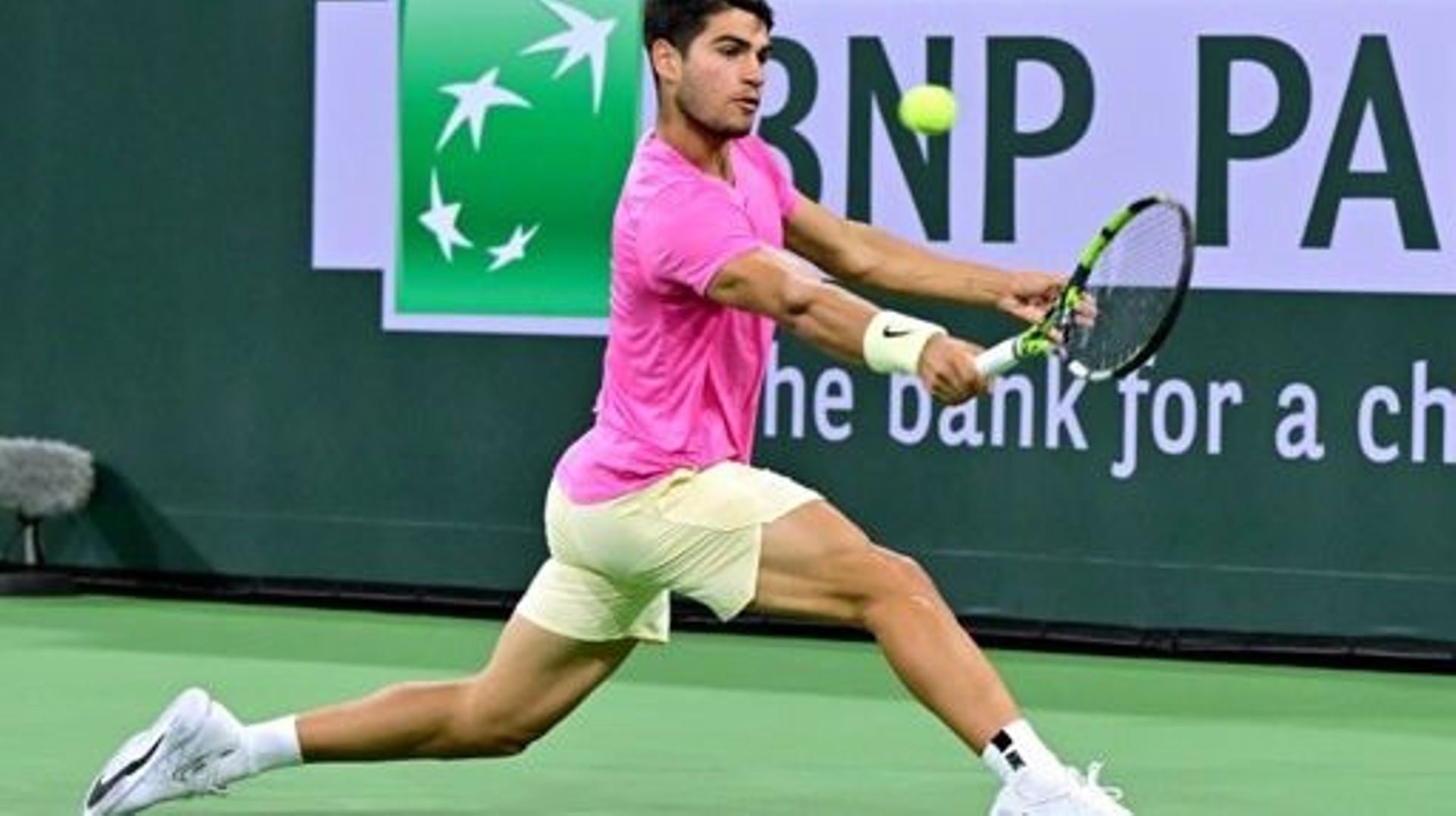 Spain’s Carlos Alcaraz hits a backhand return to Britain’s Jack Draper during their Indian Wells Masters round of 16 tennis match in Indian Wells, California, on March 14, 2023. Frederic J. BROWN / AFP