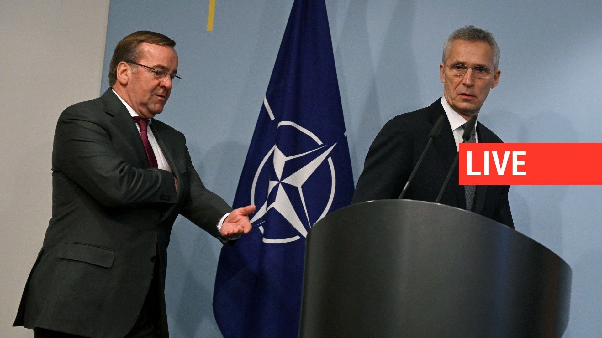 Le nouveau ministre allemand de la Défense, Boris Pistorius (à gauche), et le chef de l'OTAN, Jens Stoltenberg, arrivent pour donner une conférence de presse conjointe après des entretiens le 24 janvier 2023 au ministère de la Défense à Berlin.