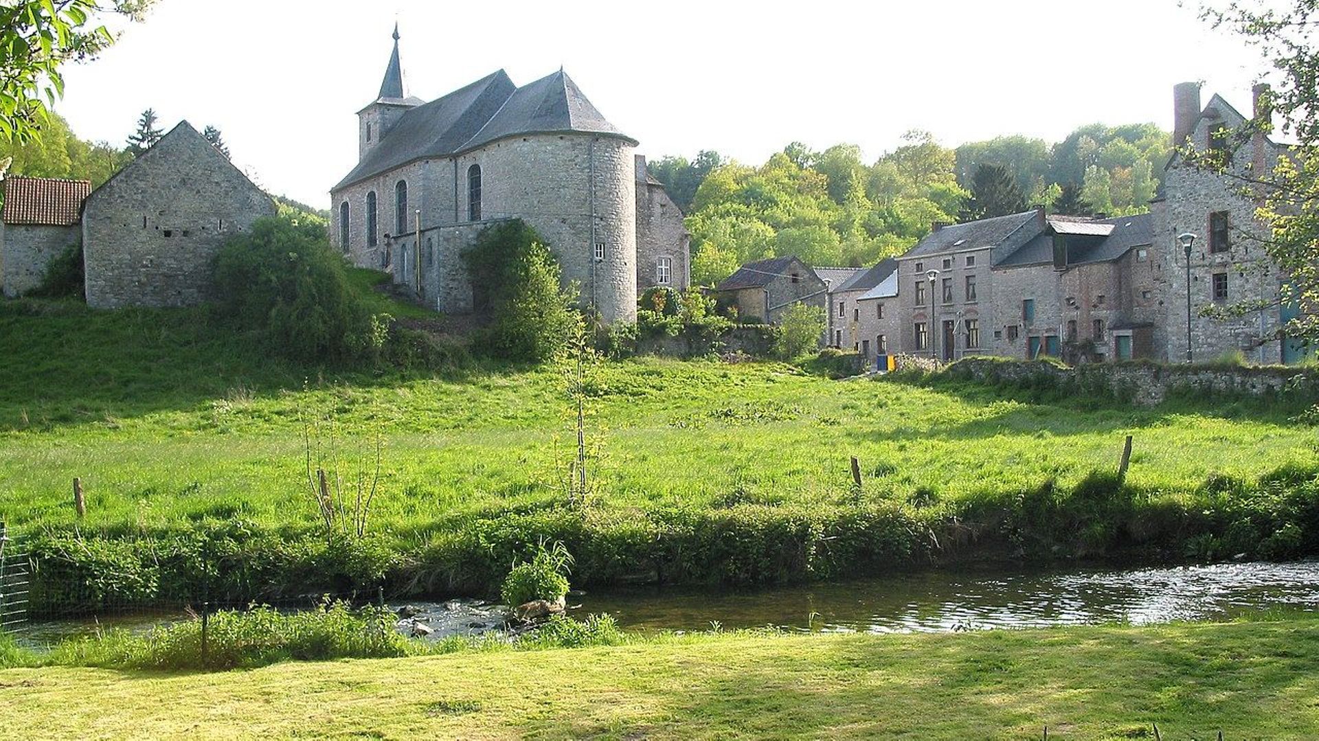 Le quartier de l’église bordé par la Molignée.