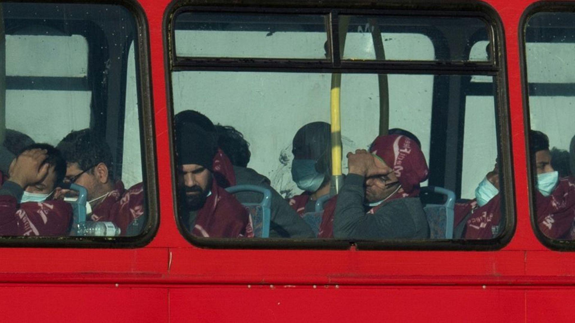 Des migrants secourus en mer, à bord d’un bus, après leur arrivée au port de Douvres, le 25 novembre 2021 dans le sud-est de l’Angleterre