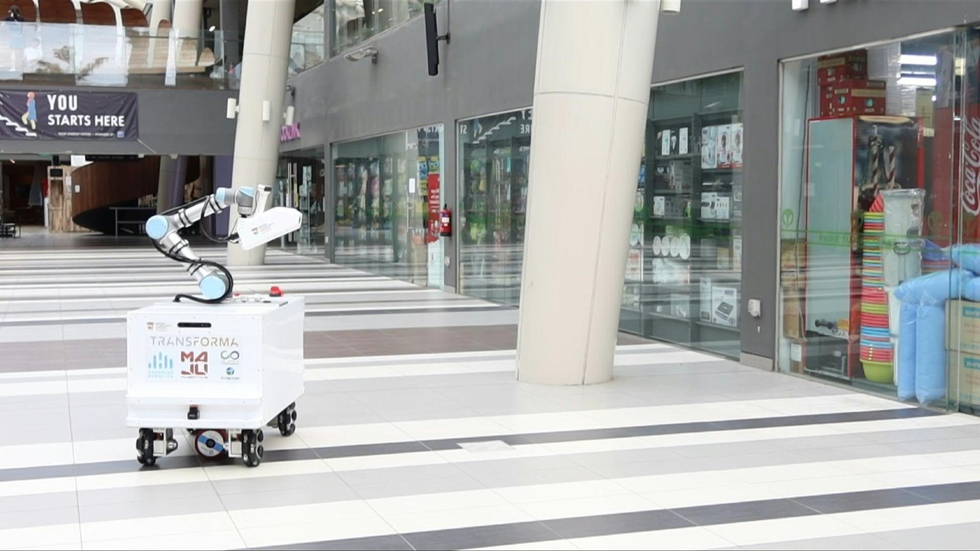 A Singapour, des robots désinfectent l'espace public.