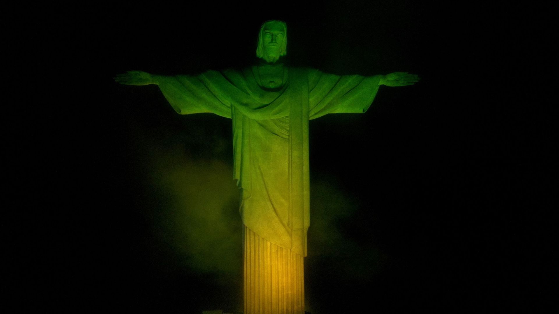 À Rio de Janeiro, le Christ Rédempteur du Corcovado, monument emblématique qui domine la baie, a été illuminé en hommage à Pelé.