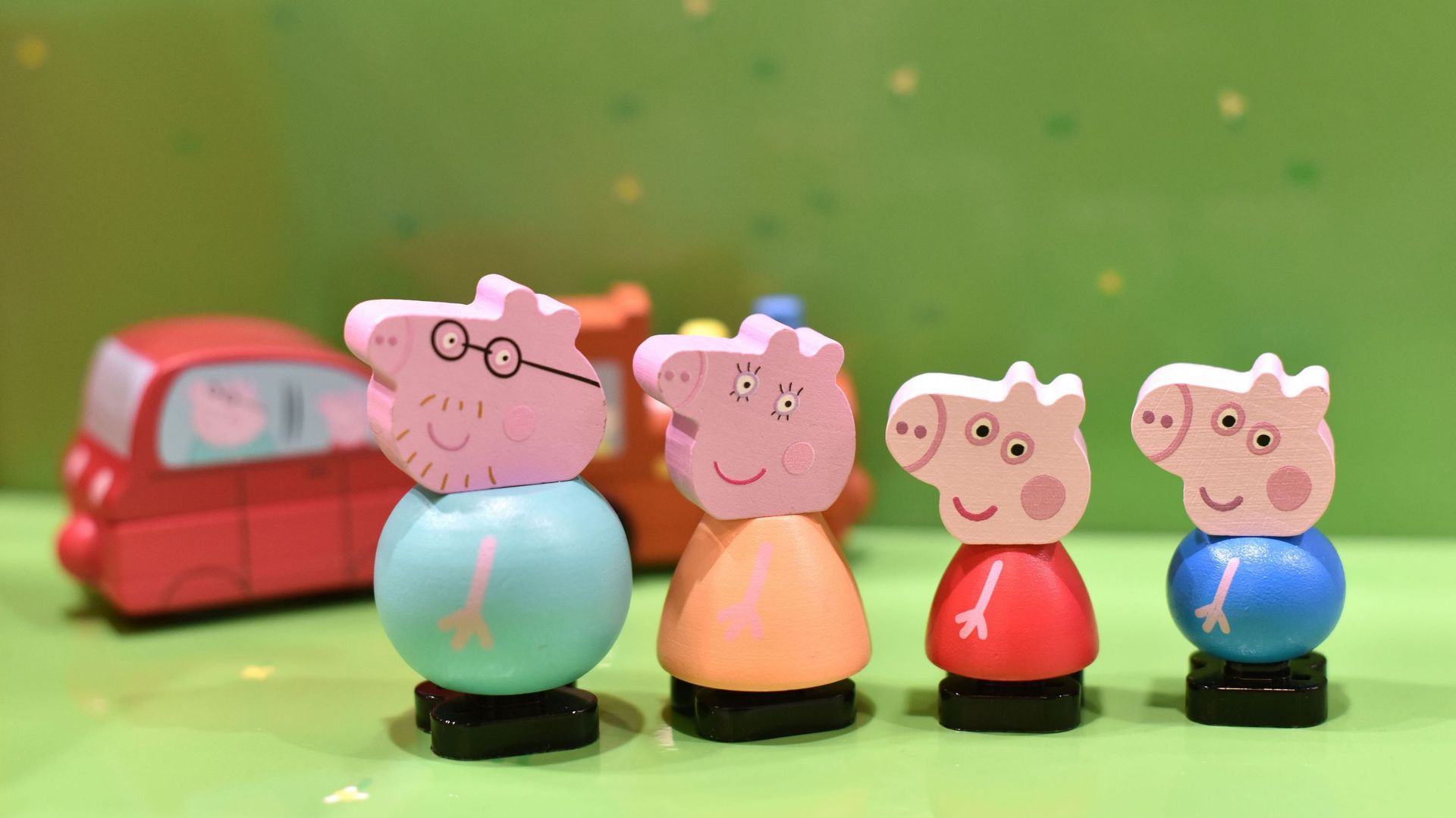 Une figurine en bois de Peppa Pig et ses amis