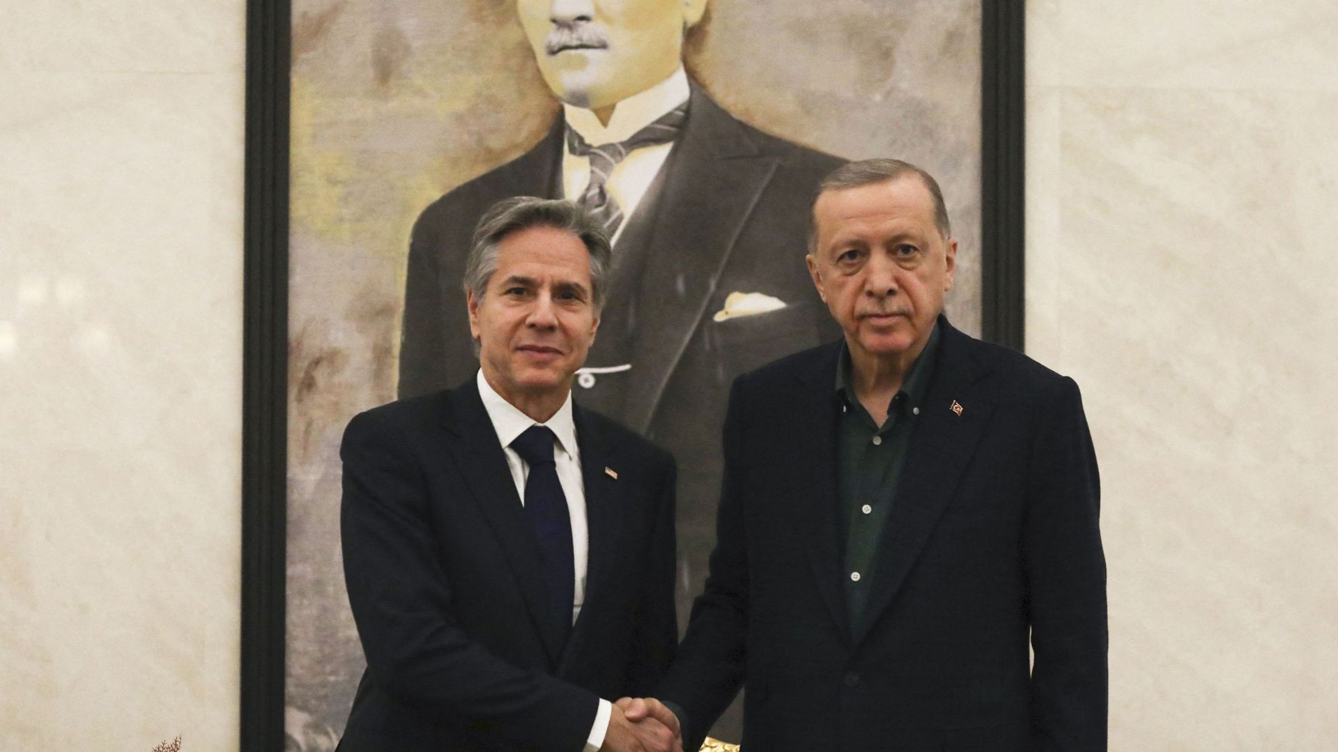 Le secrétaire d'État américain Antony Blinken serre la main du président turc Recep Tayyip Erdogan lors de leur rencontre à l'aéroport d'Esenboga à Ankara, le 20 février 2023.
