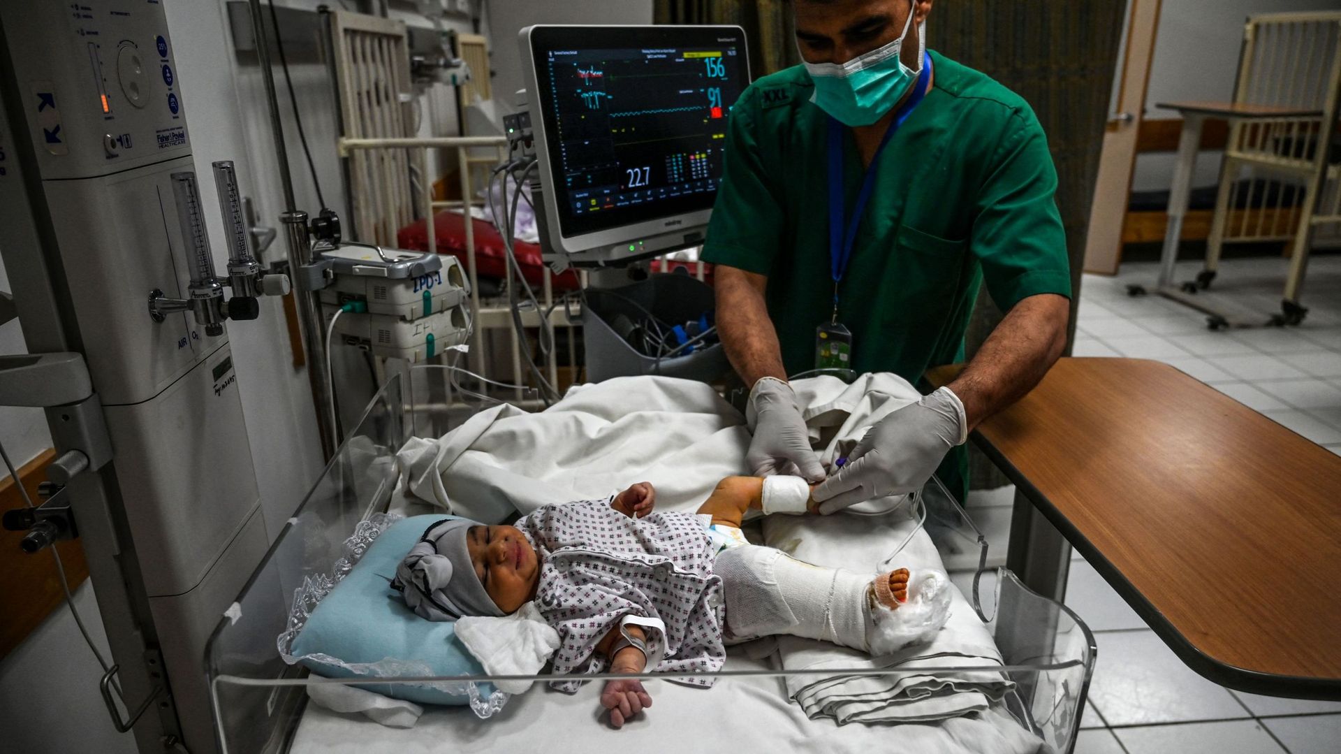 Un bébé soigné en mai 2020 à l’hôpital français de Kaboul